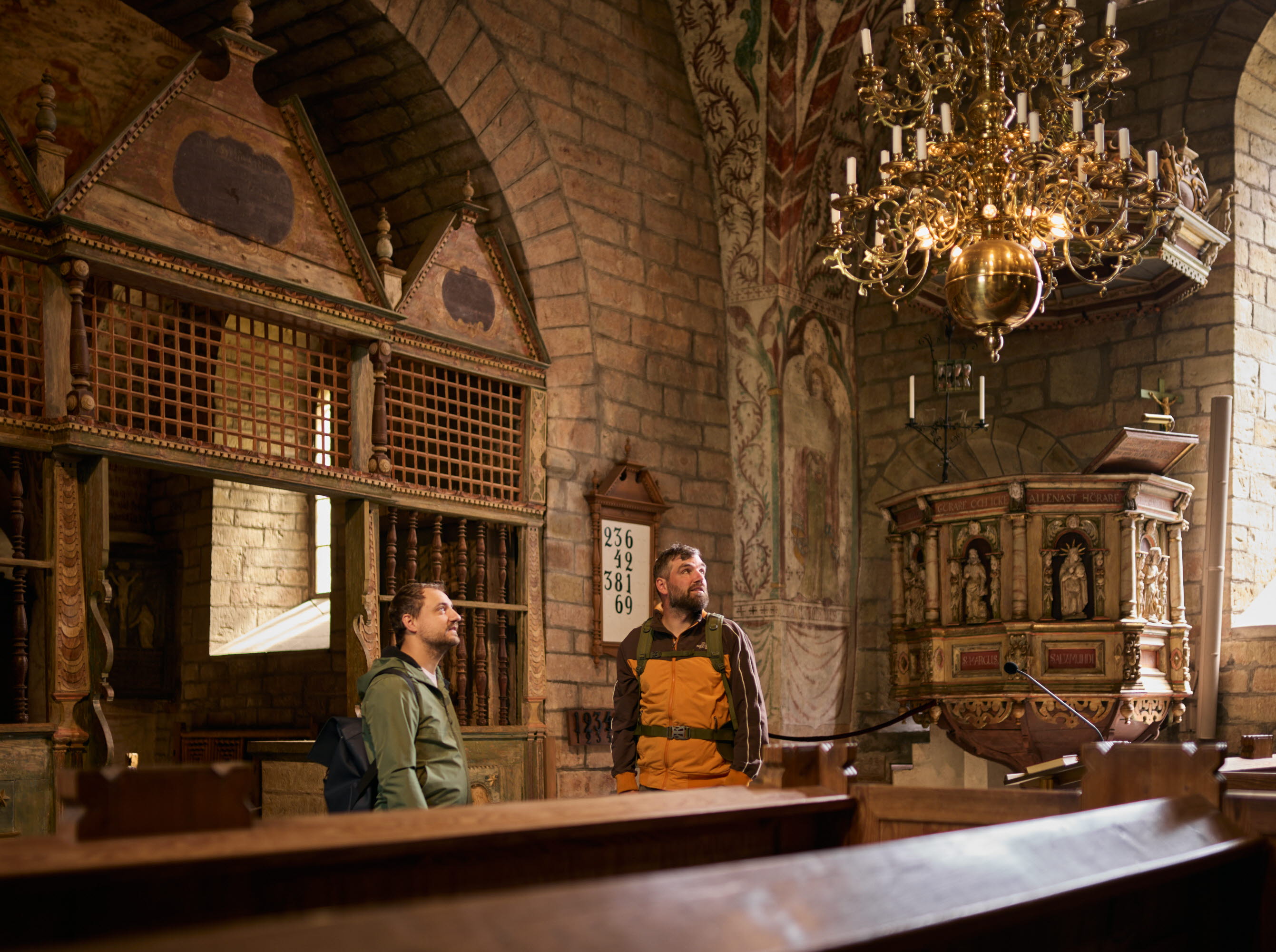 Vandrare besöker Husaby kyrka