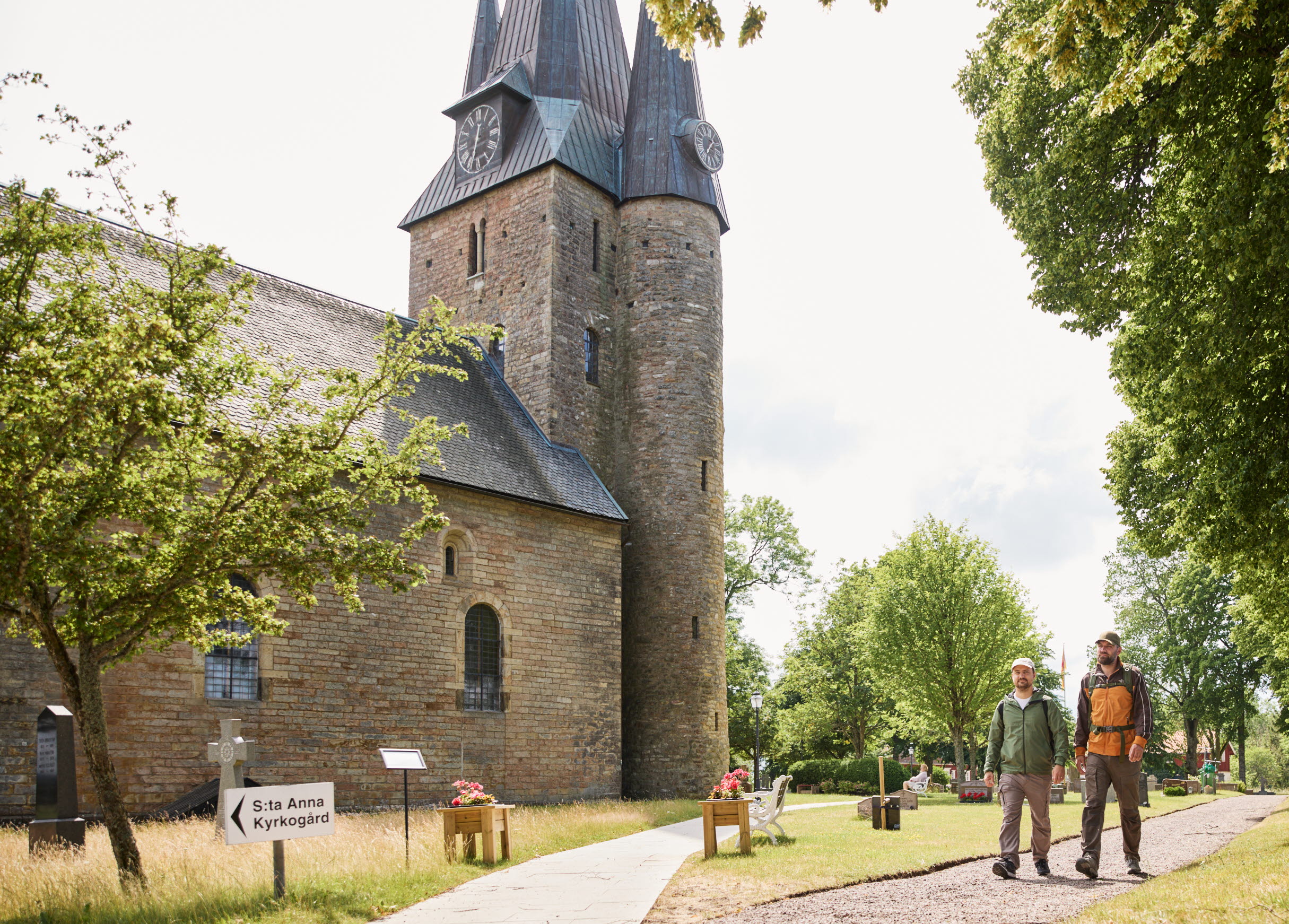 Vandrare besöker Husaby kyrka