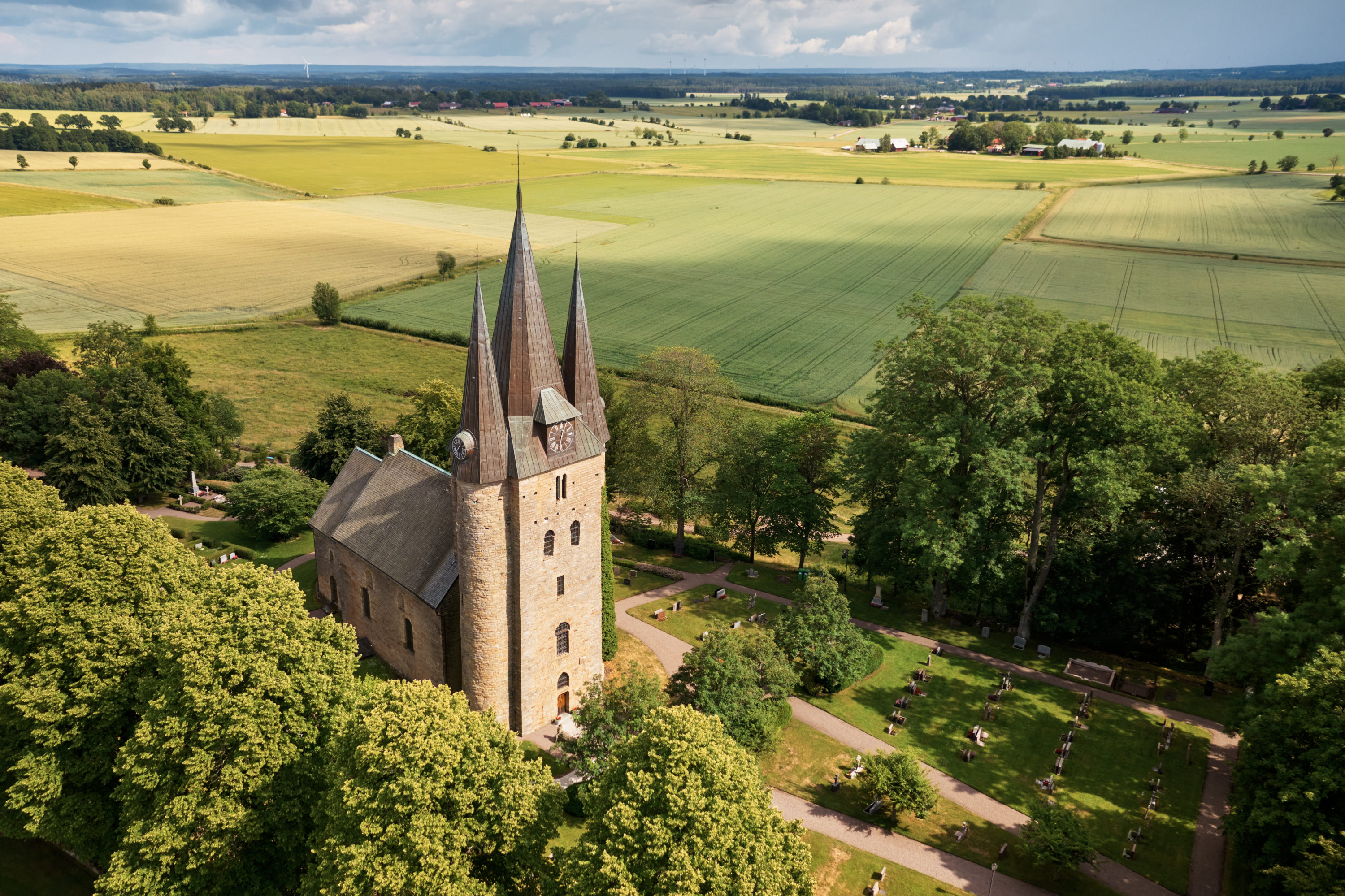 Husaby kyrka från ovan.