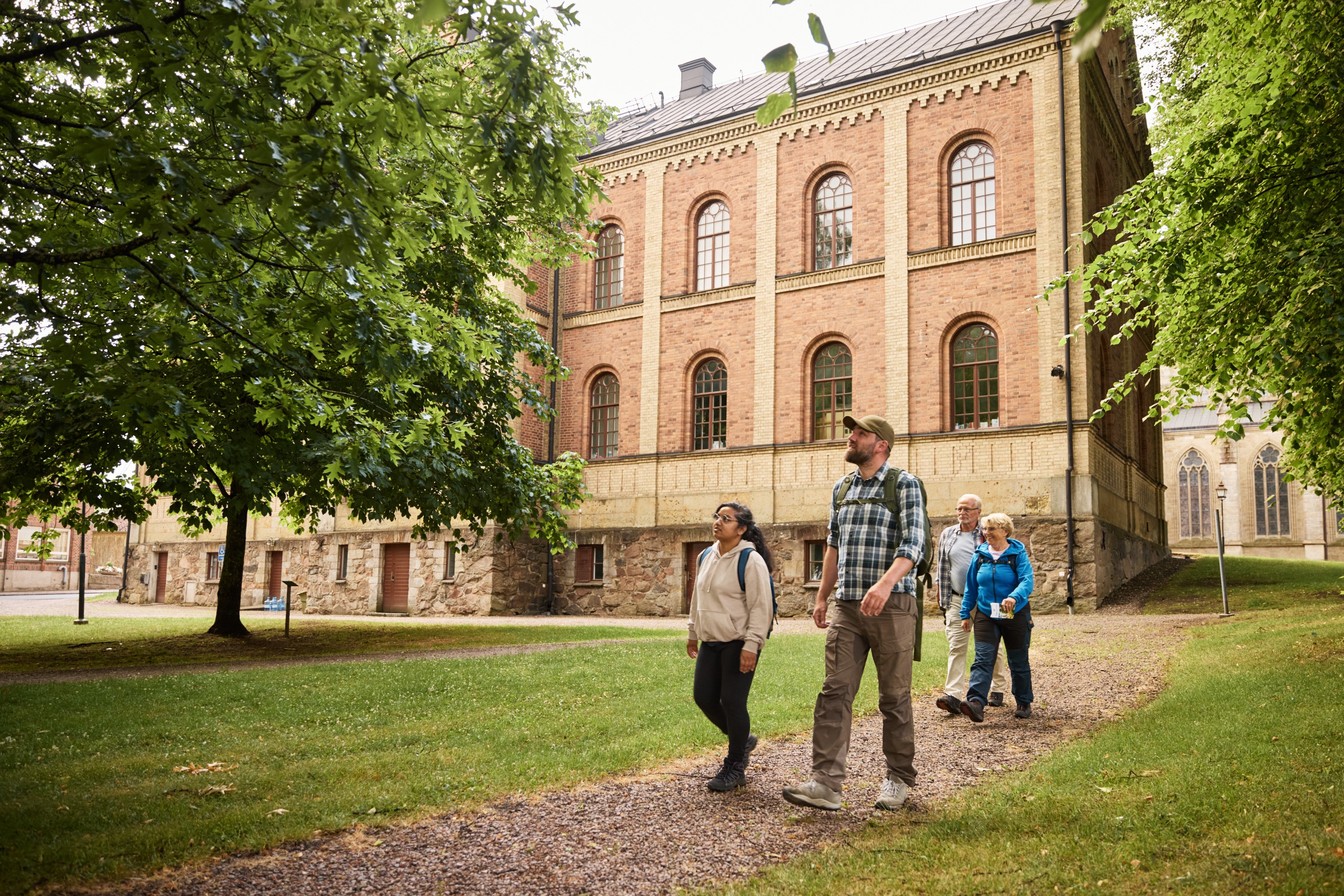 Människor som vandrar i naturen.