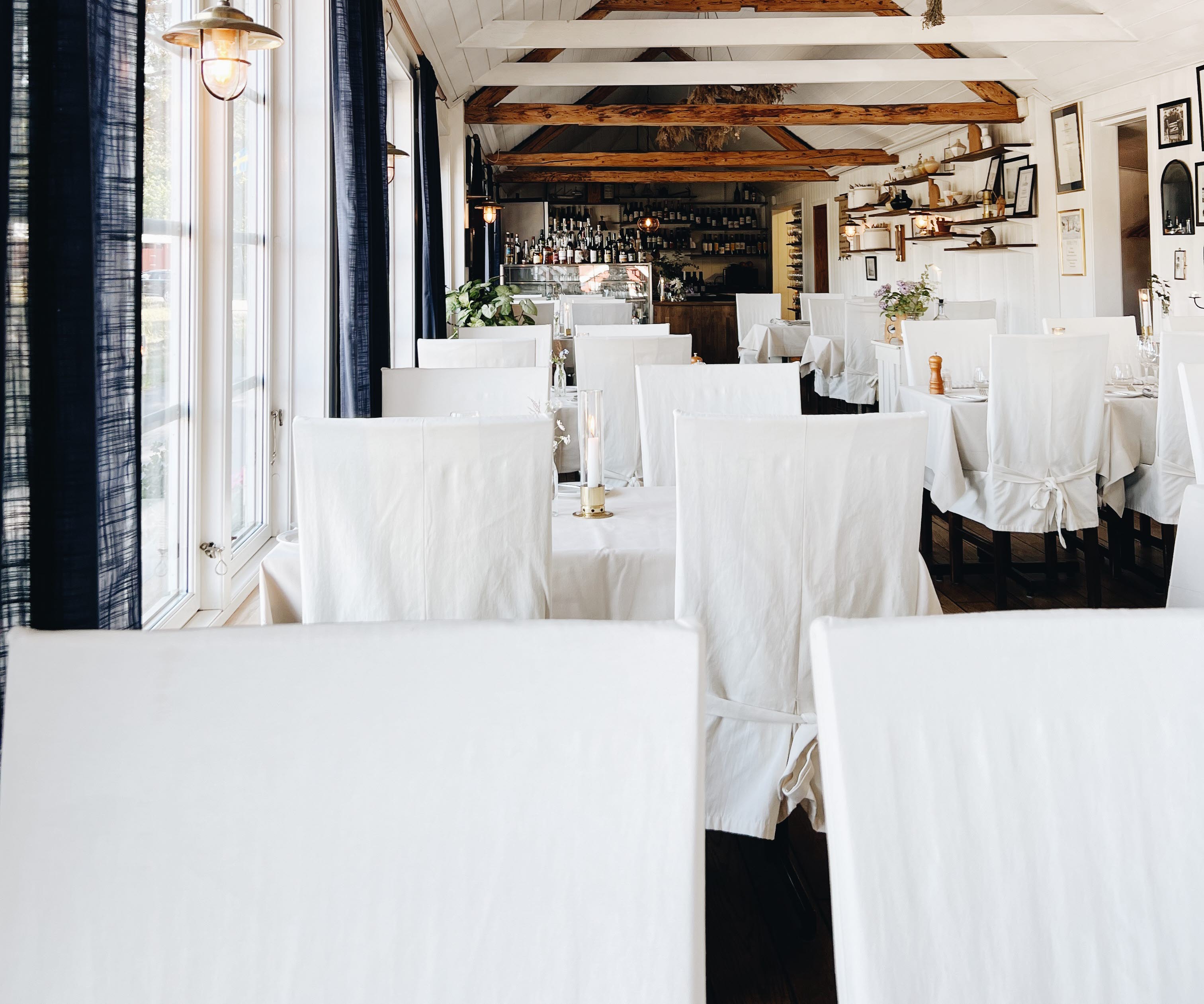 Restaurang i sjöbodsmiljö.