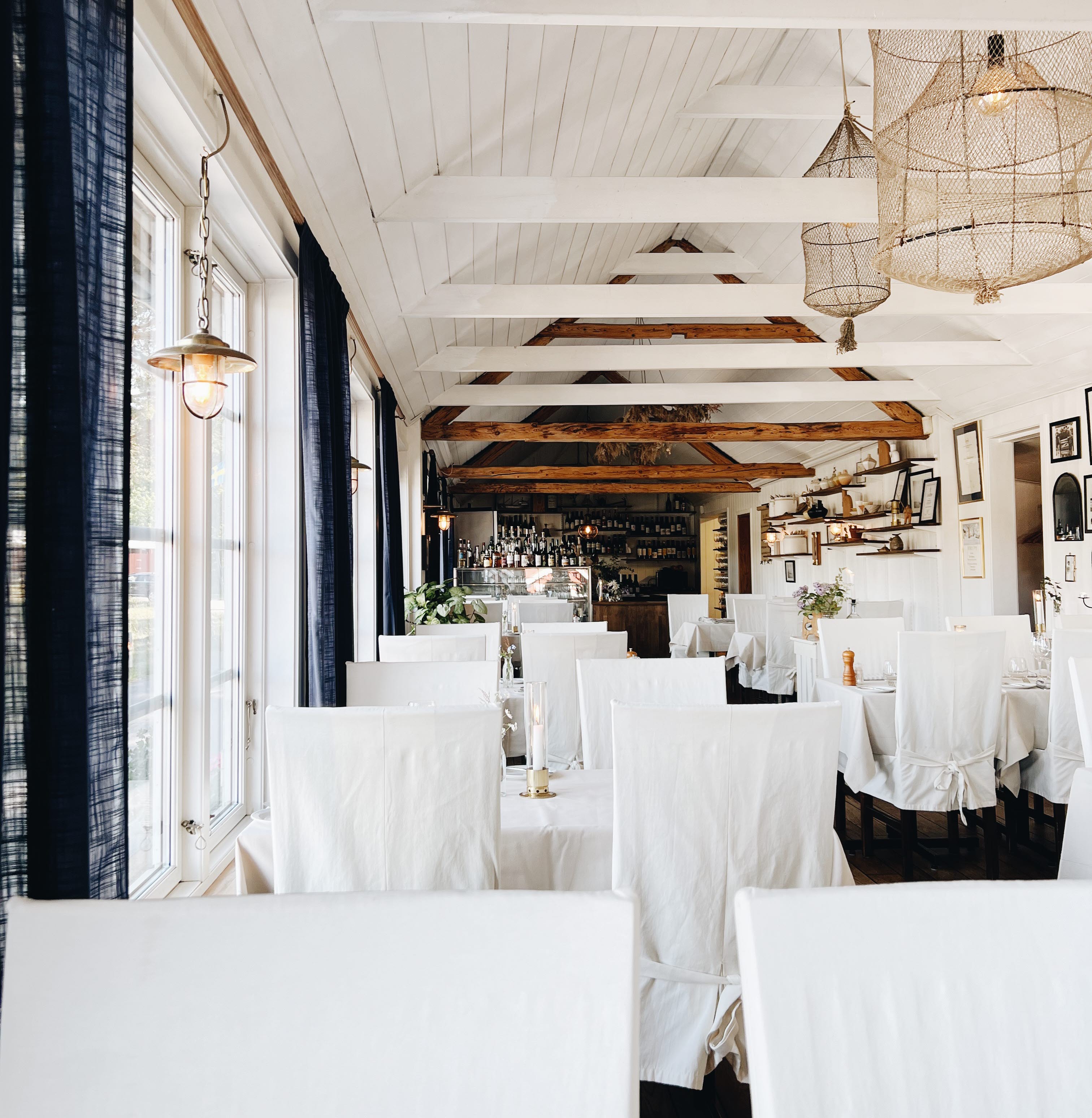 Restaurang i sjöbodsmiljö.