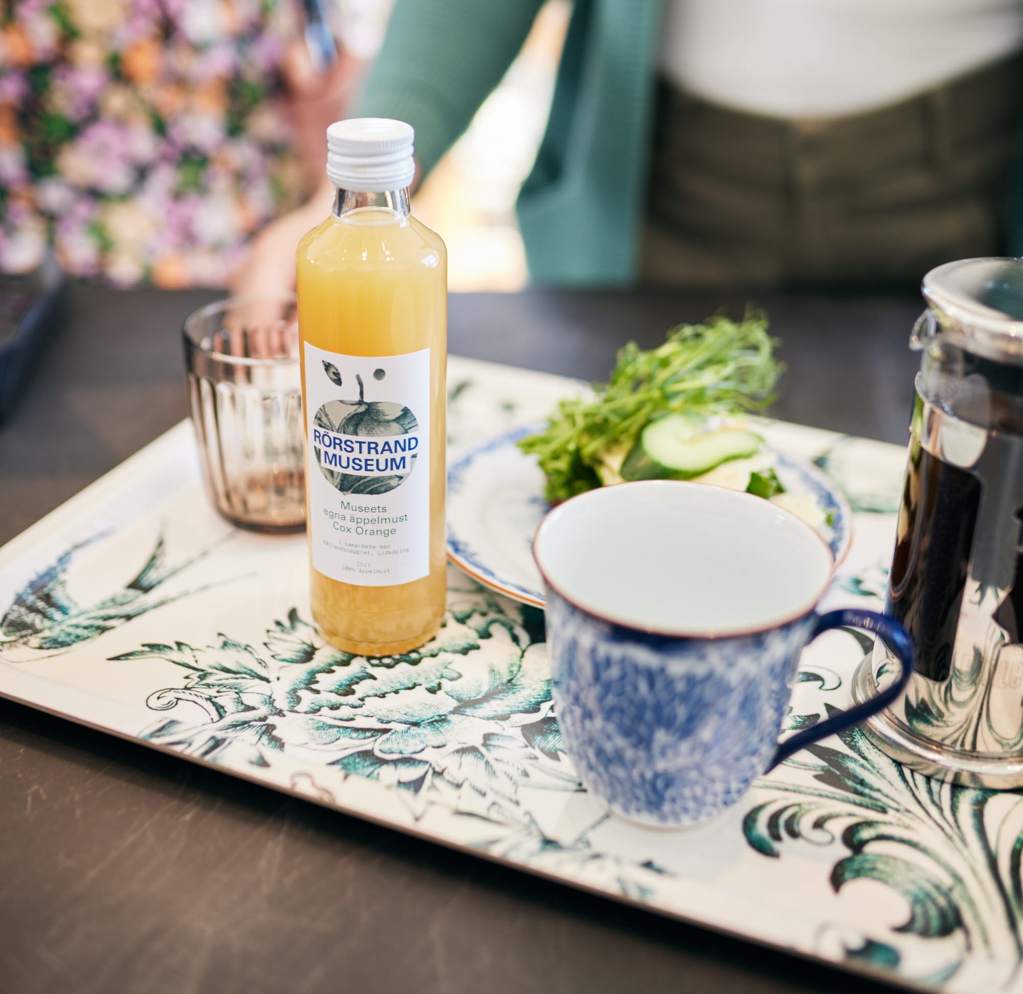 Kvinnor fikar på Rörstrand Museum och Café