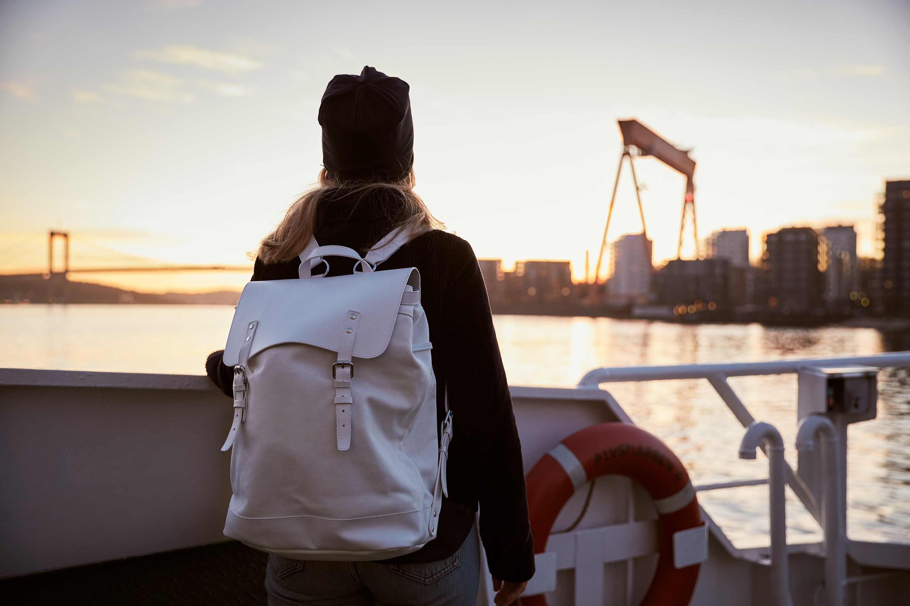 Kvinna i Göteborgs hamn