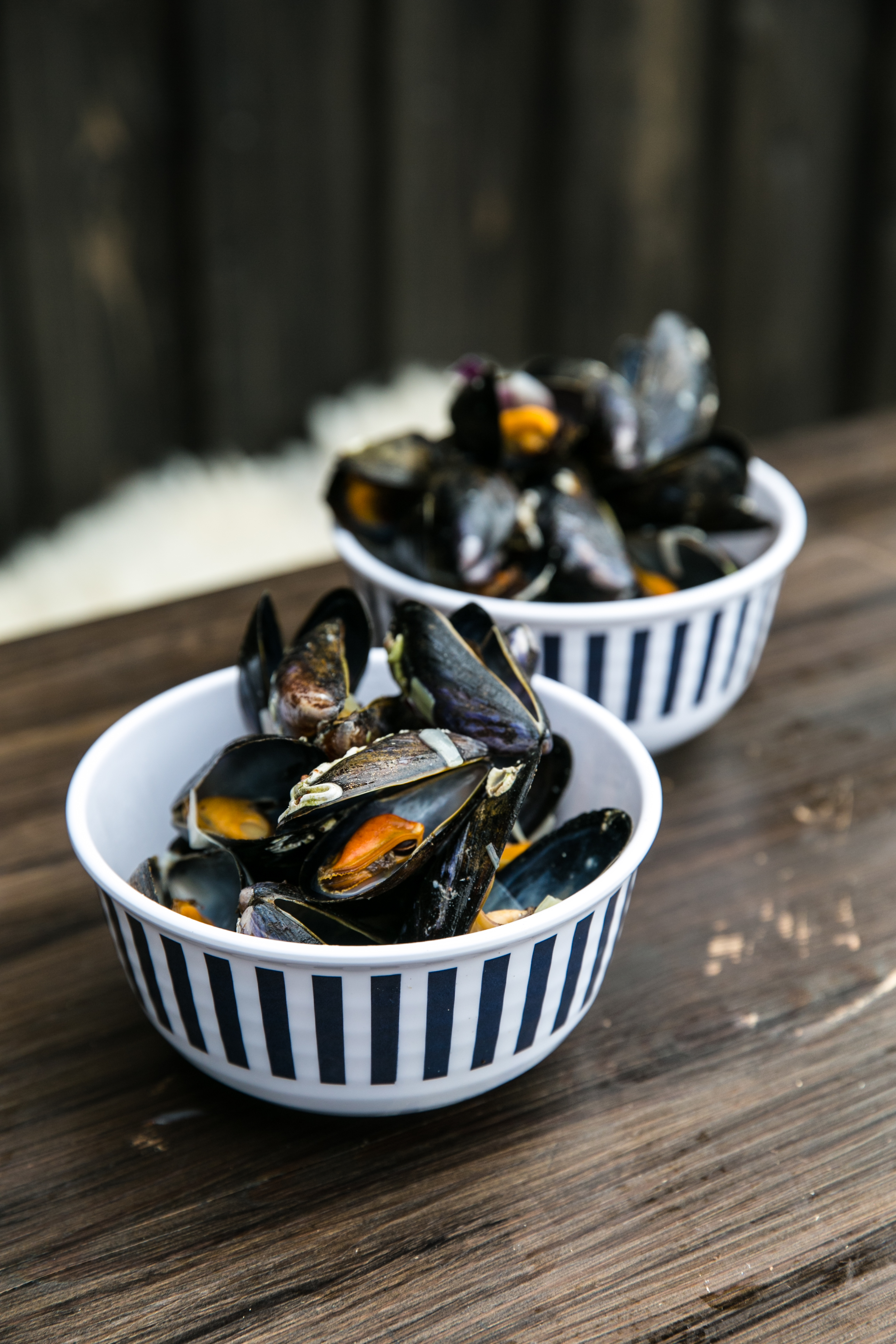 Tillagade musslor i skålar