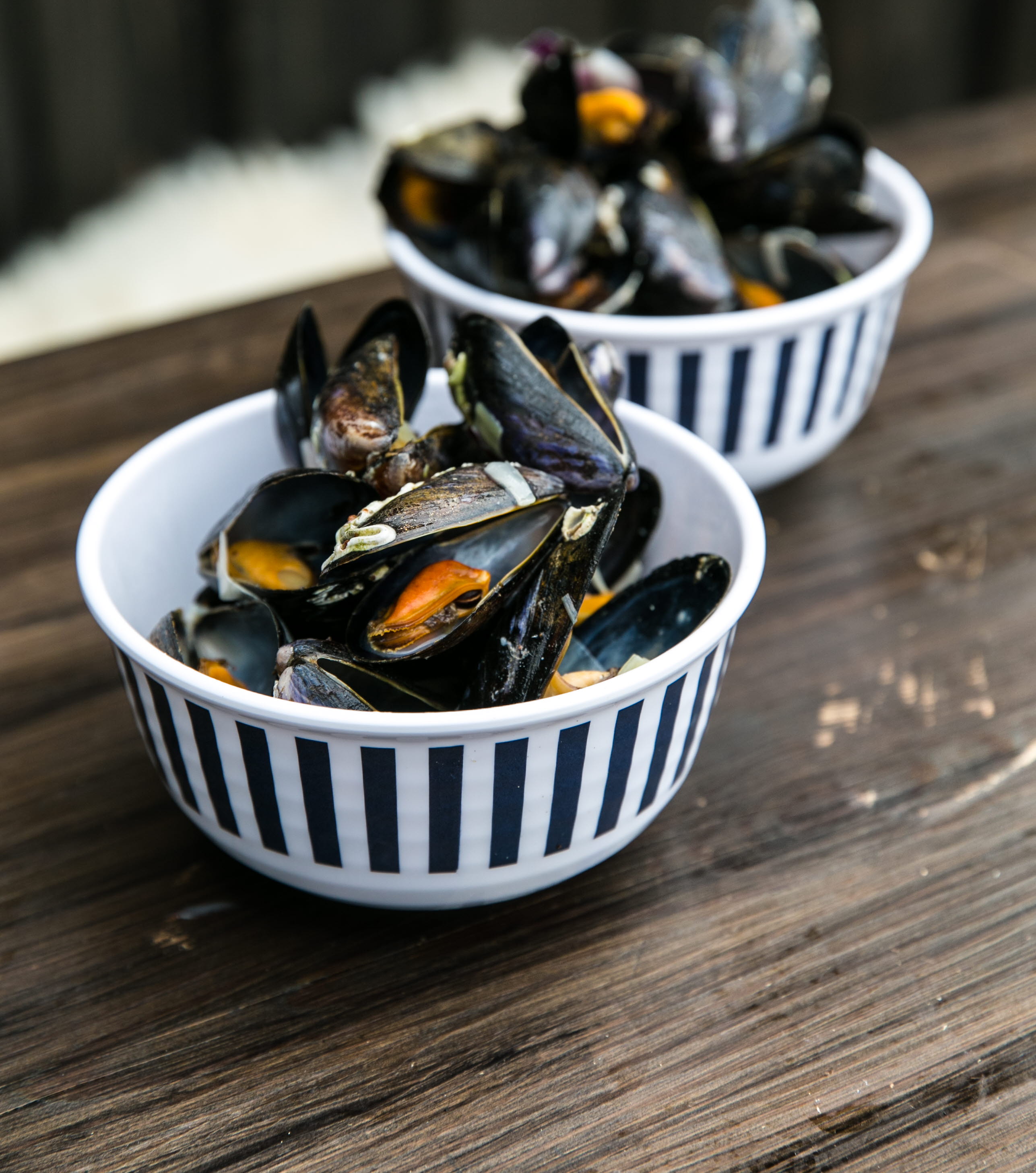Tillagade musslor i skålar