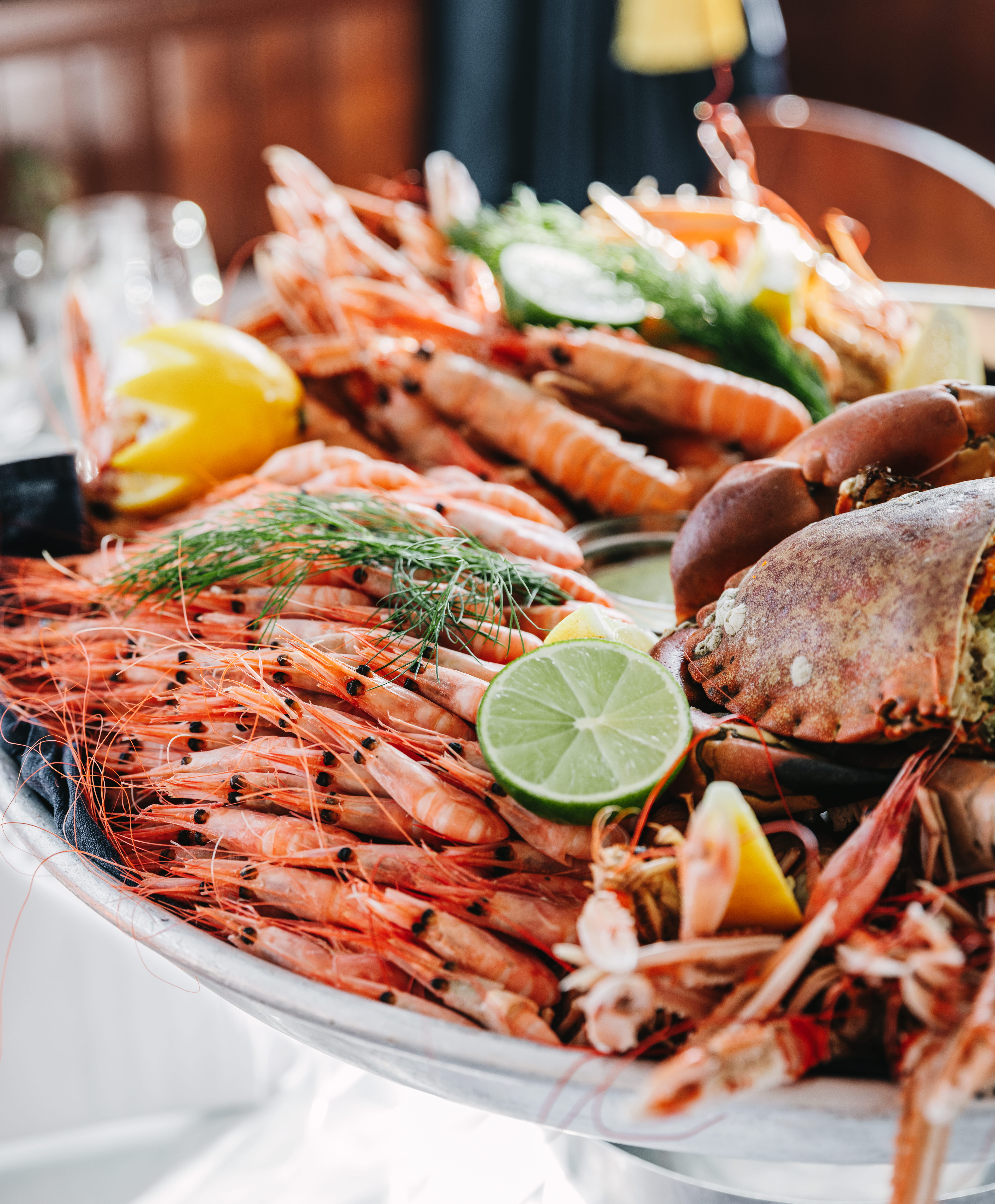 Vänner på Skaldjurskryssning i skärgården