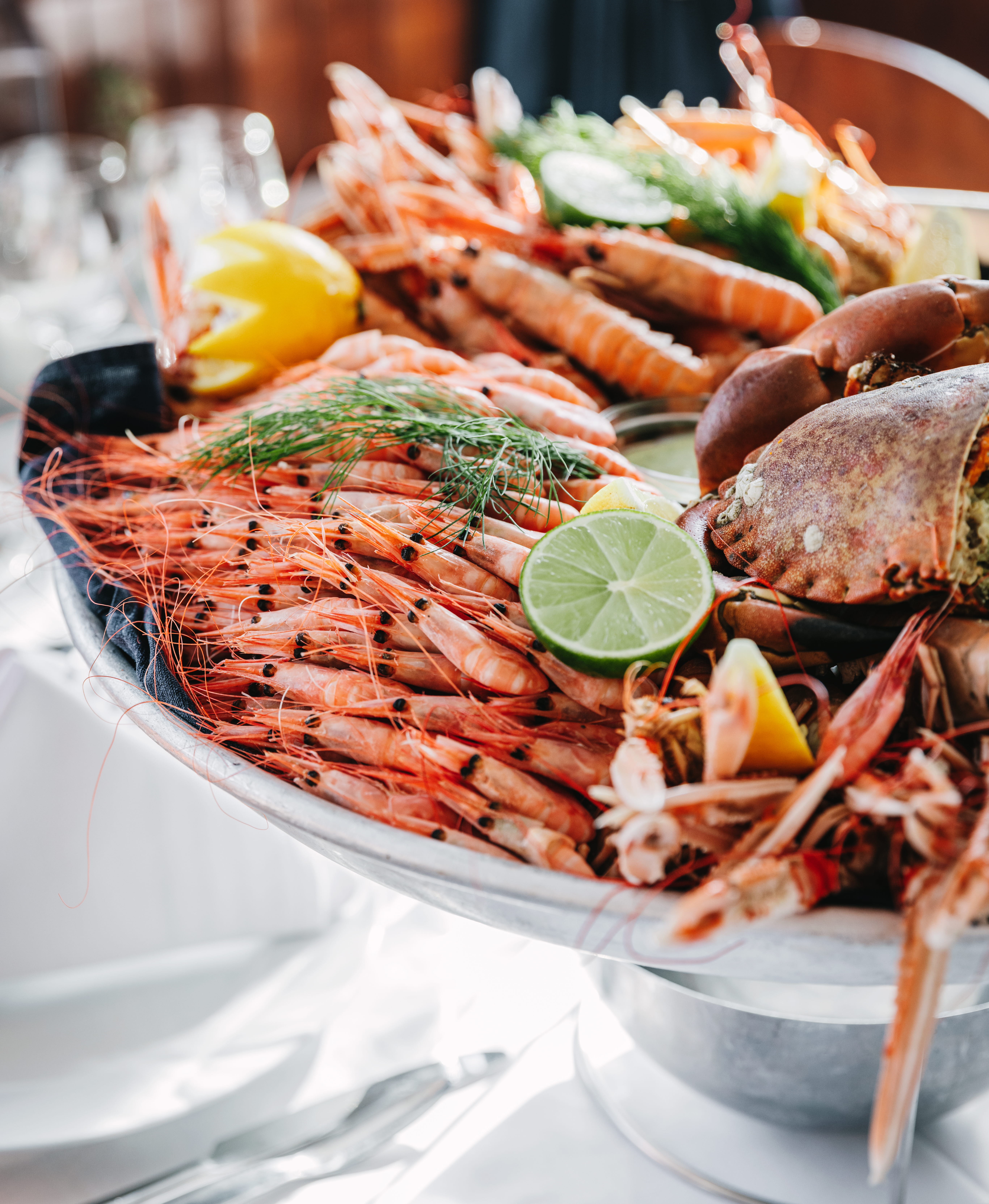 Vänner på Skaldjurskryssning i skärgården