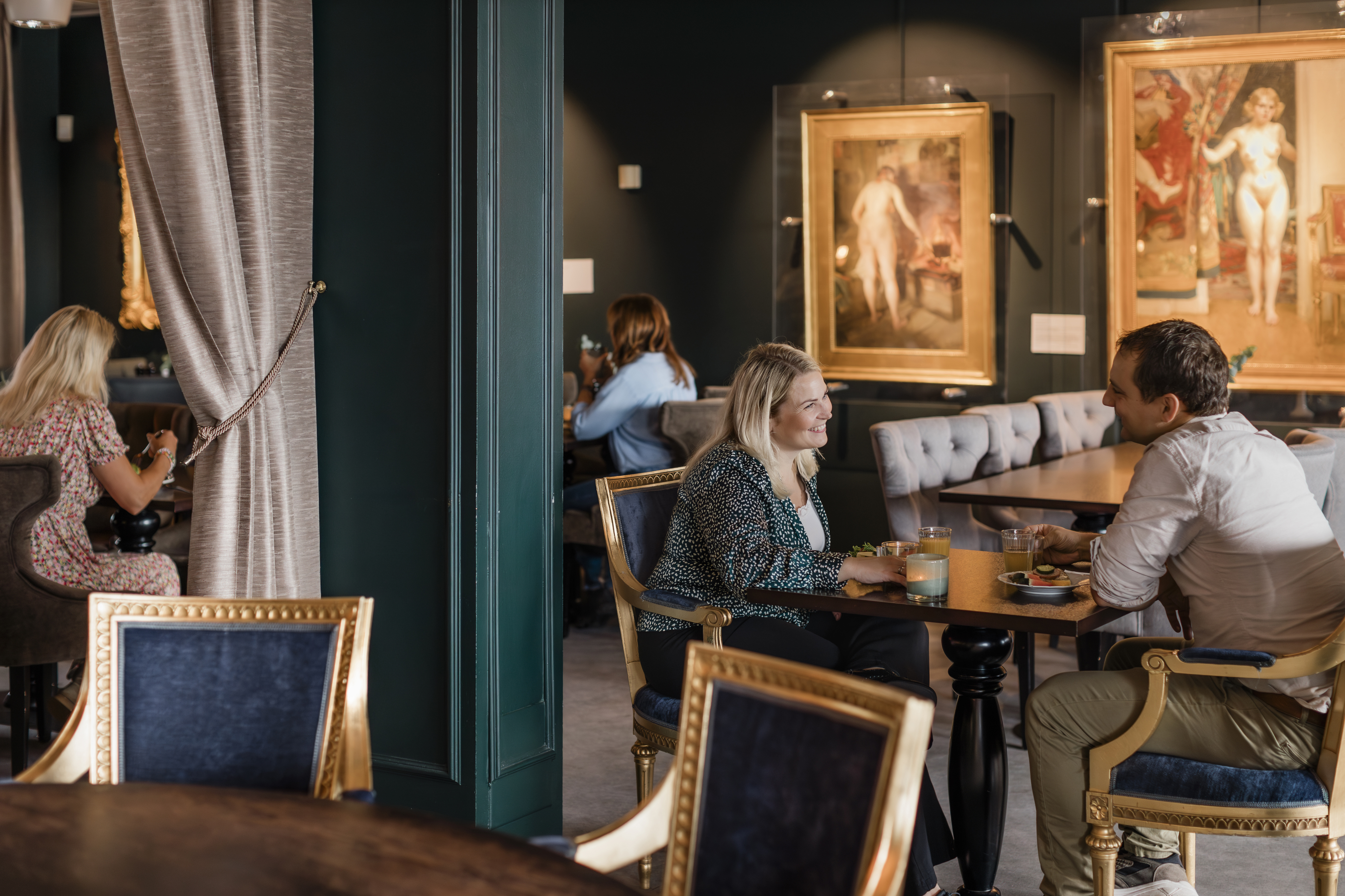 Människor som besöker en hotellrestaurant.