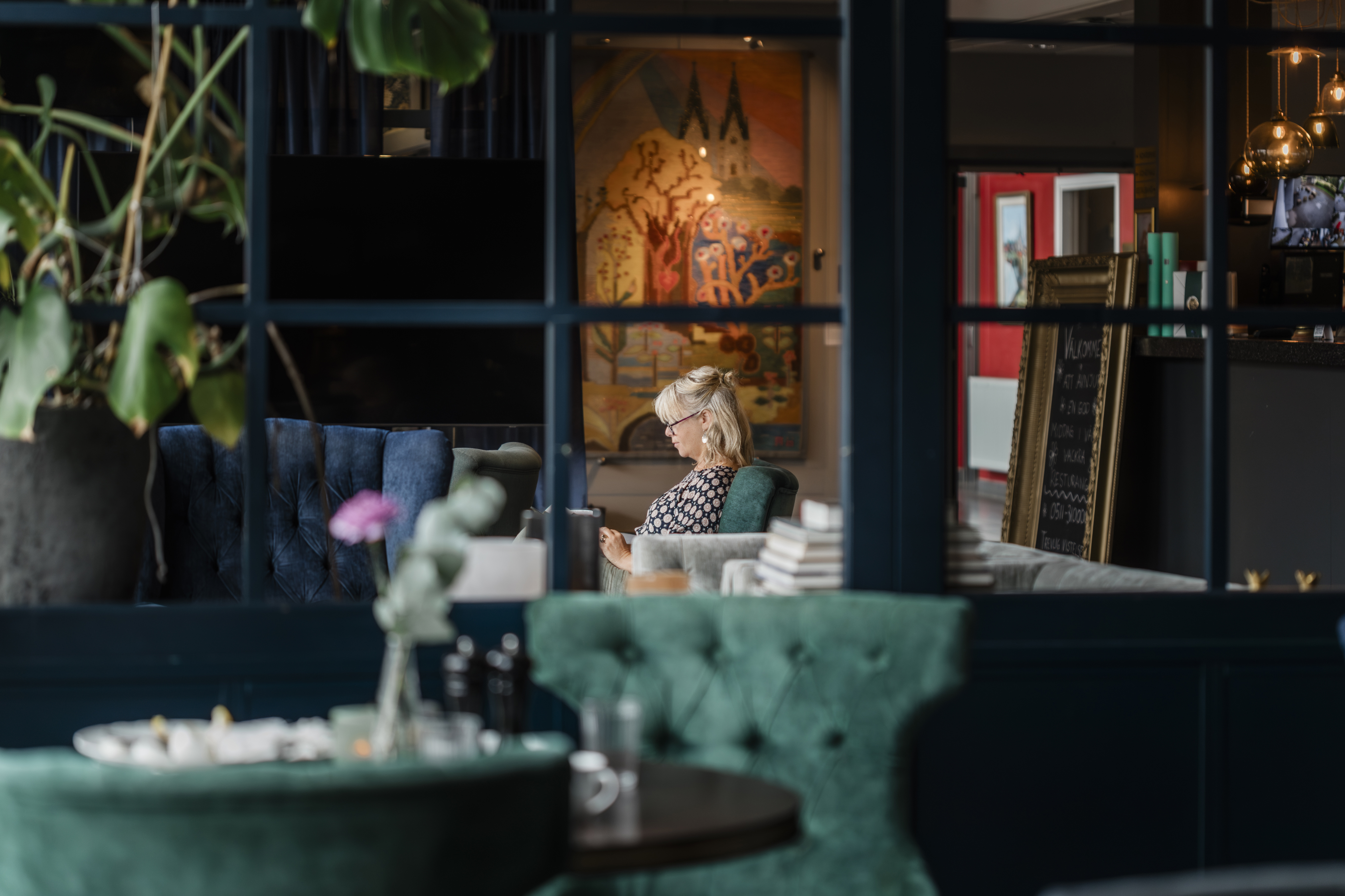 Kvinna sitter i en fåtölj.