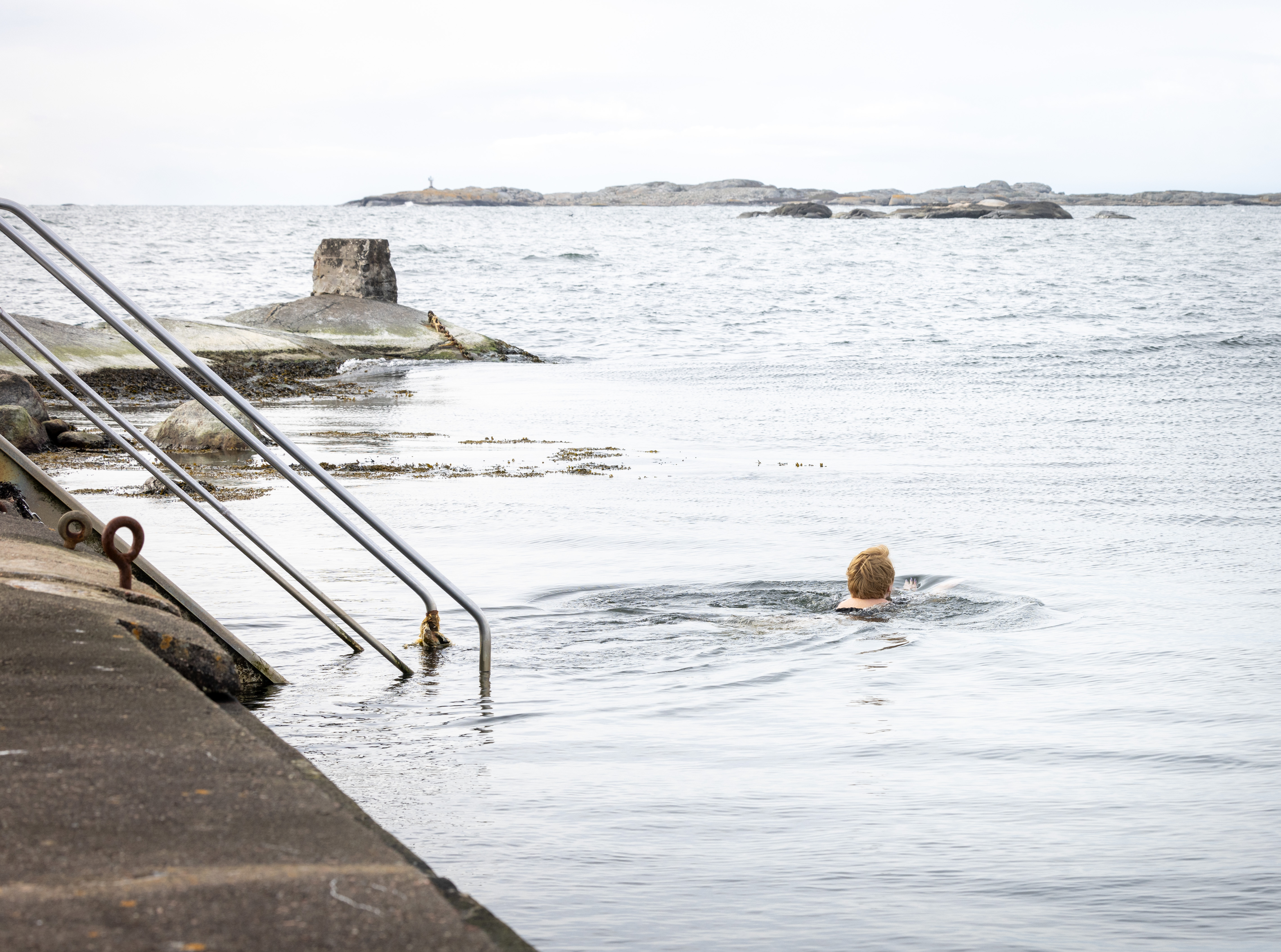 Kvinna simmar i havet.