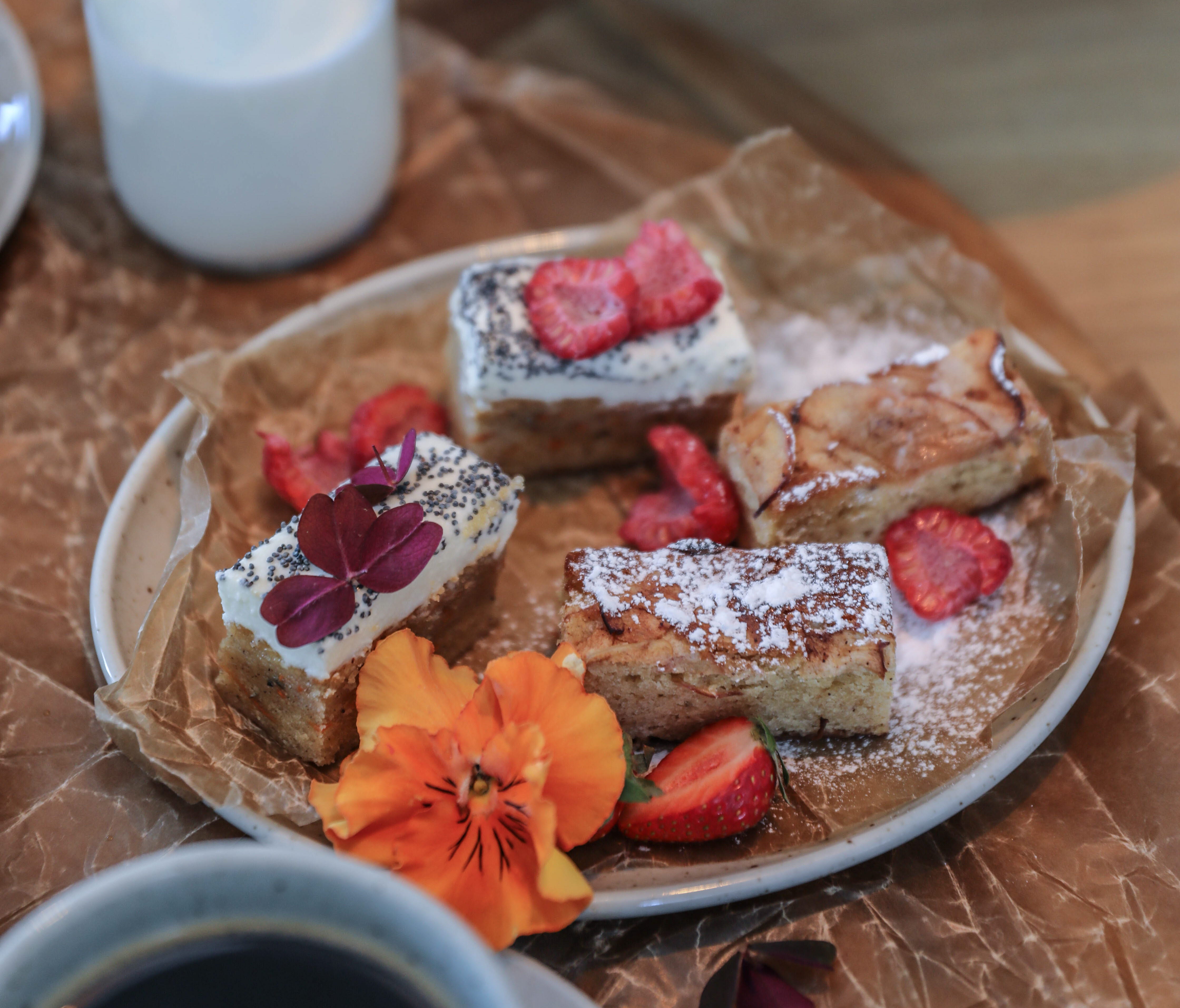 Uppdukad fika i restaurangmiljö.