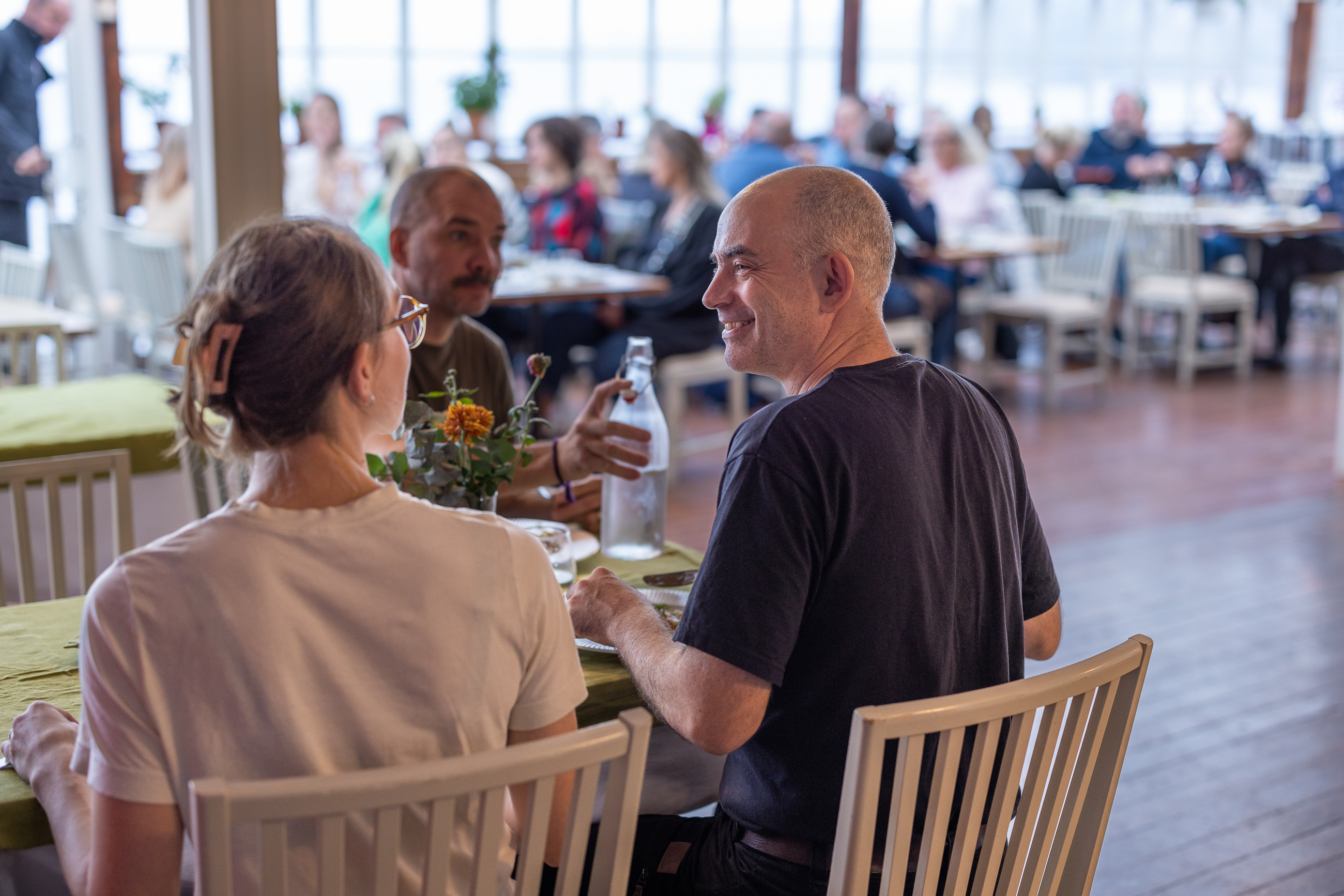 Människor möts på Slussens Pensionat