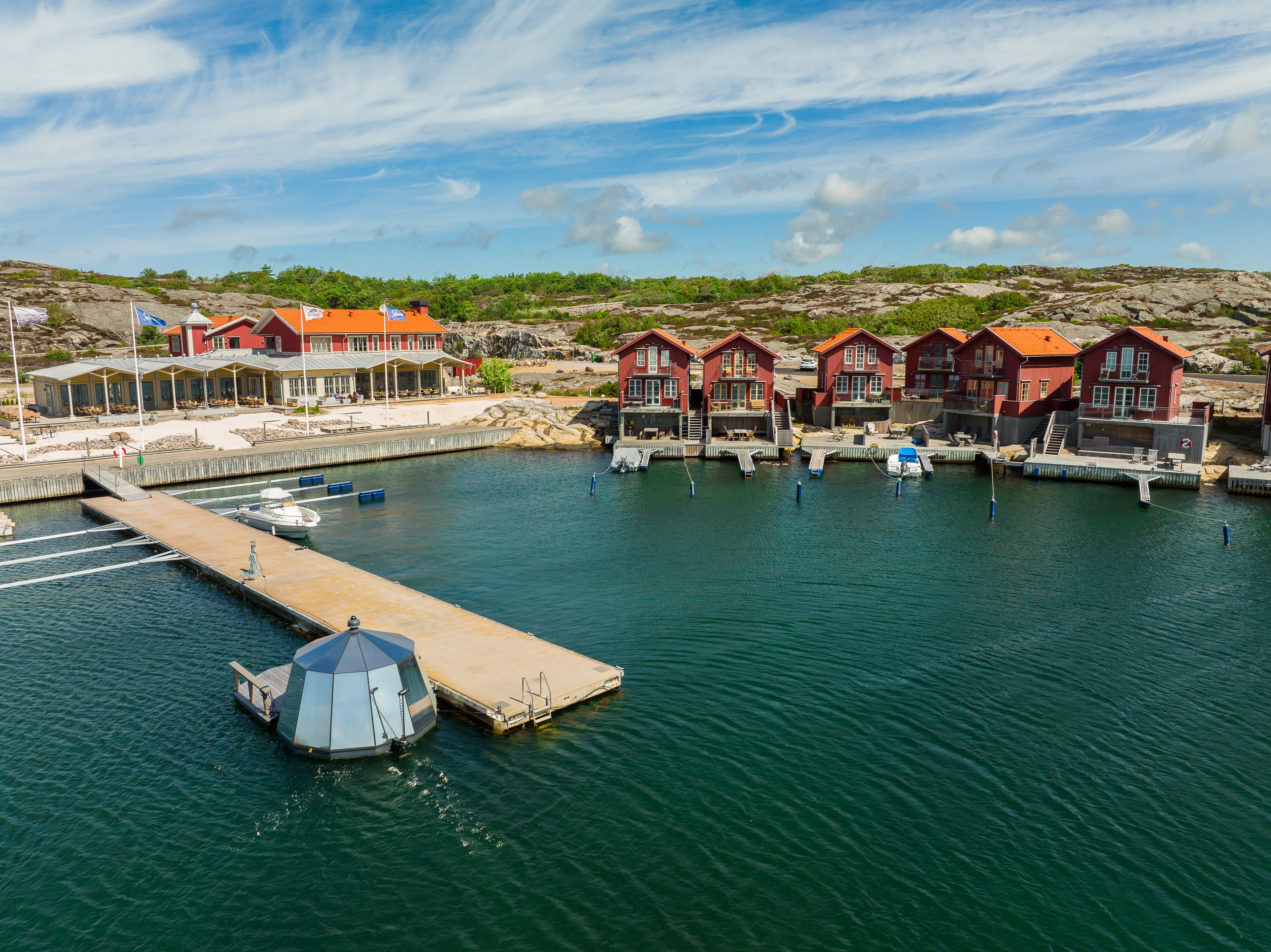 Flygbild över Hotel Strana och deras Ocean hut.