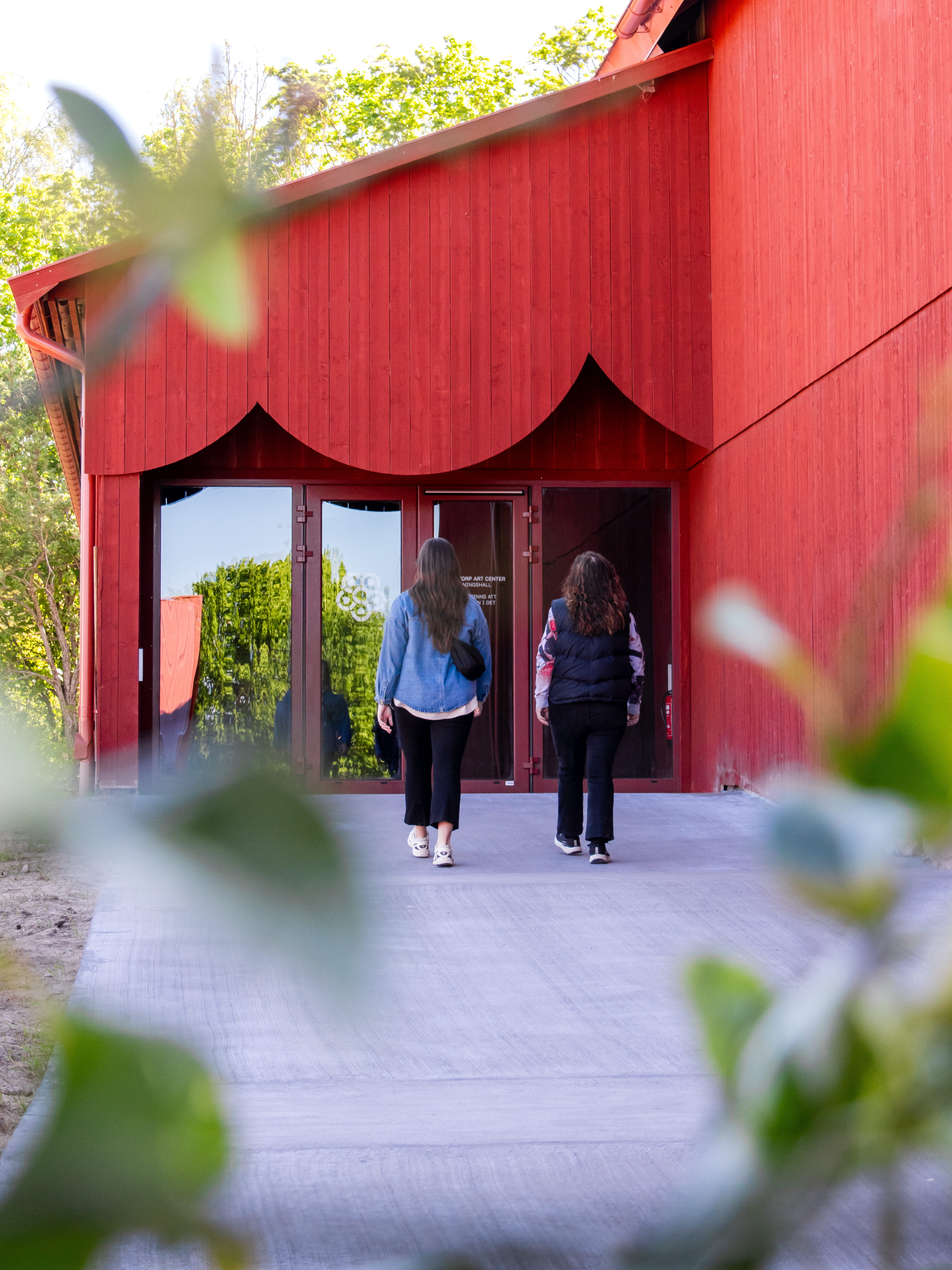 Exteriör bild av en röd byggnad.