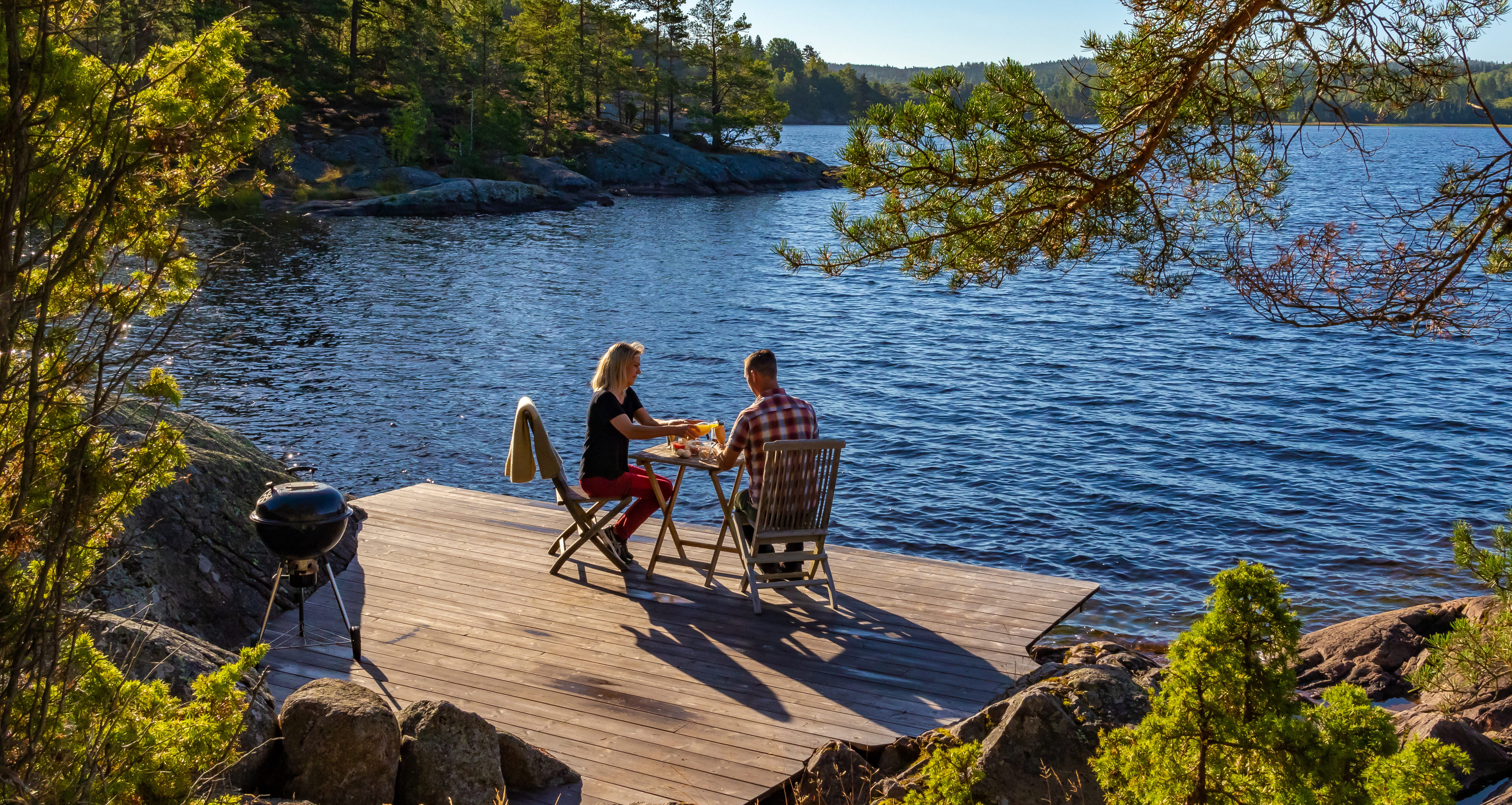 Two people visit a glass house in Dalsland.