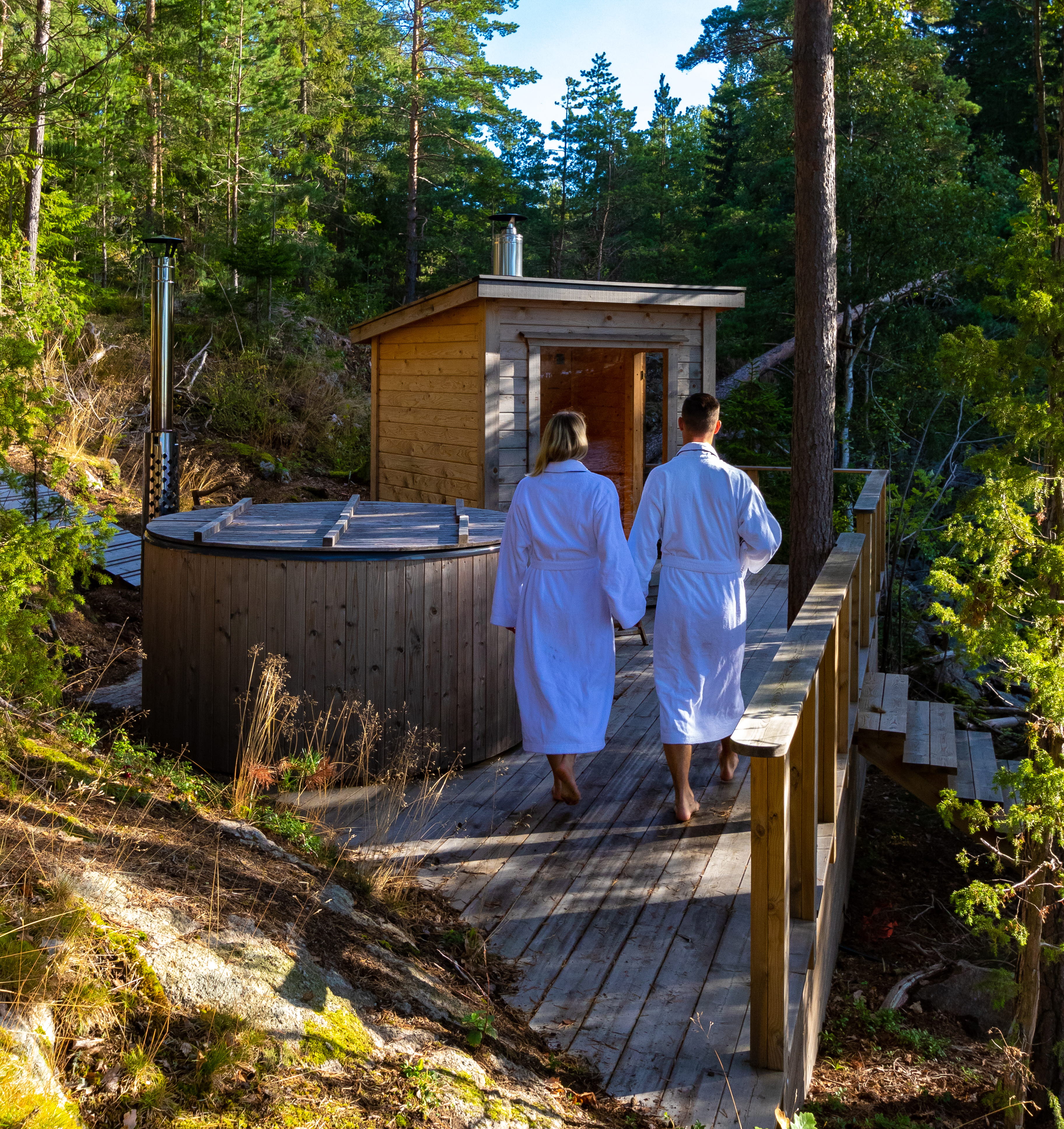 Två personer besöker ett glashus i Dalsland.