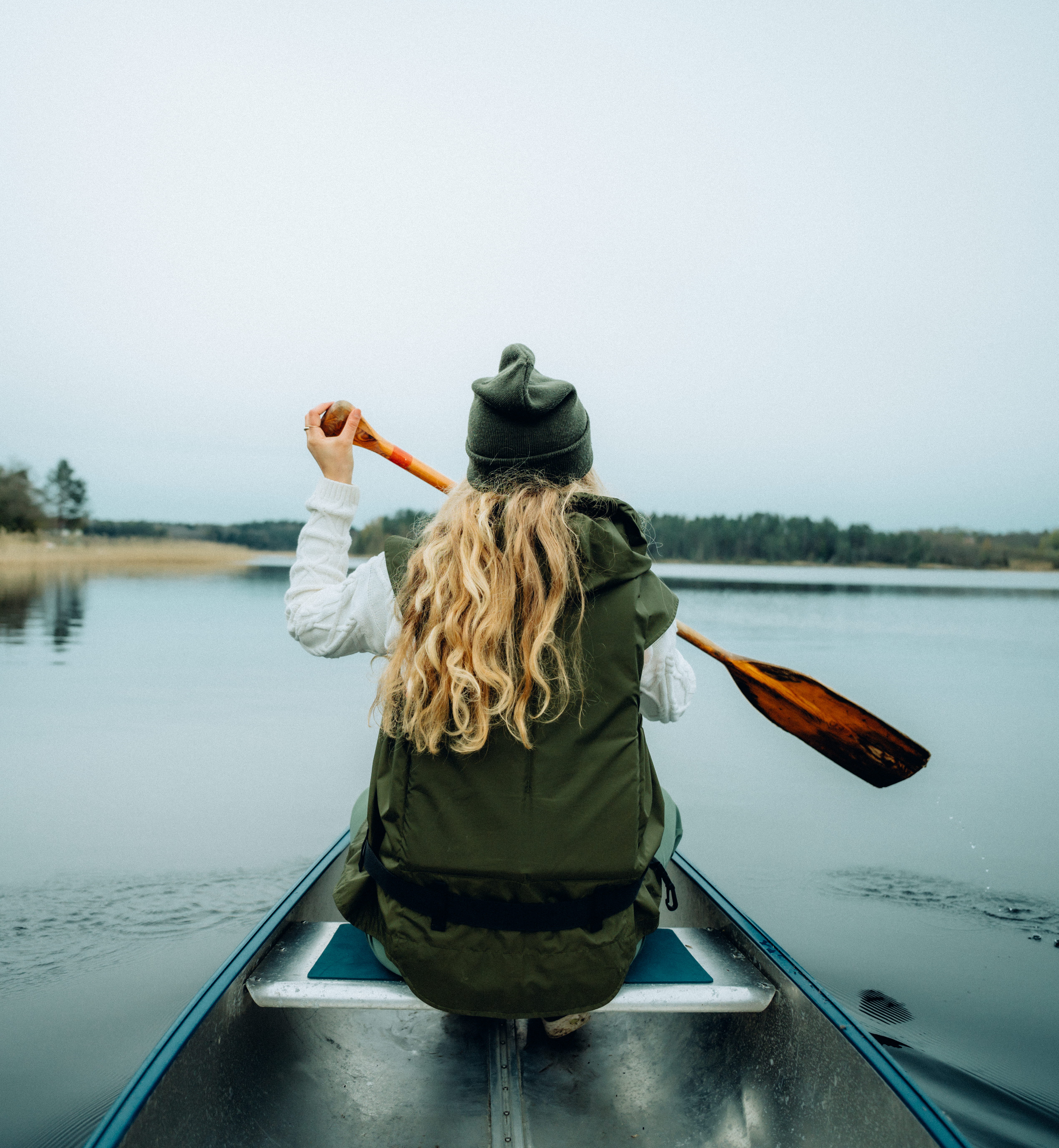 Kvinna paddlar kanot