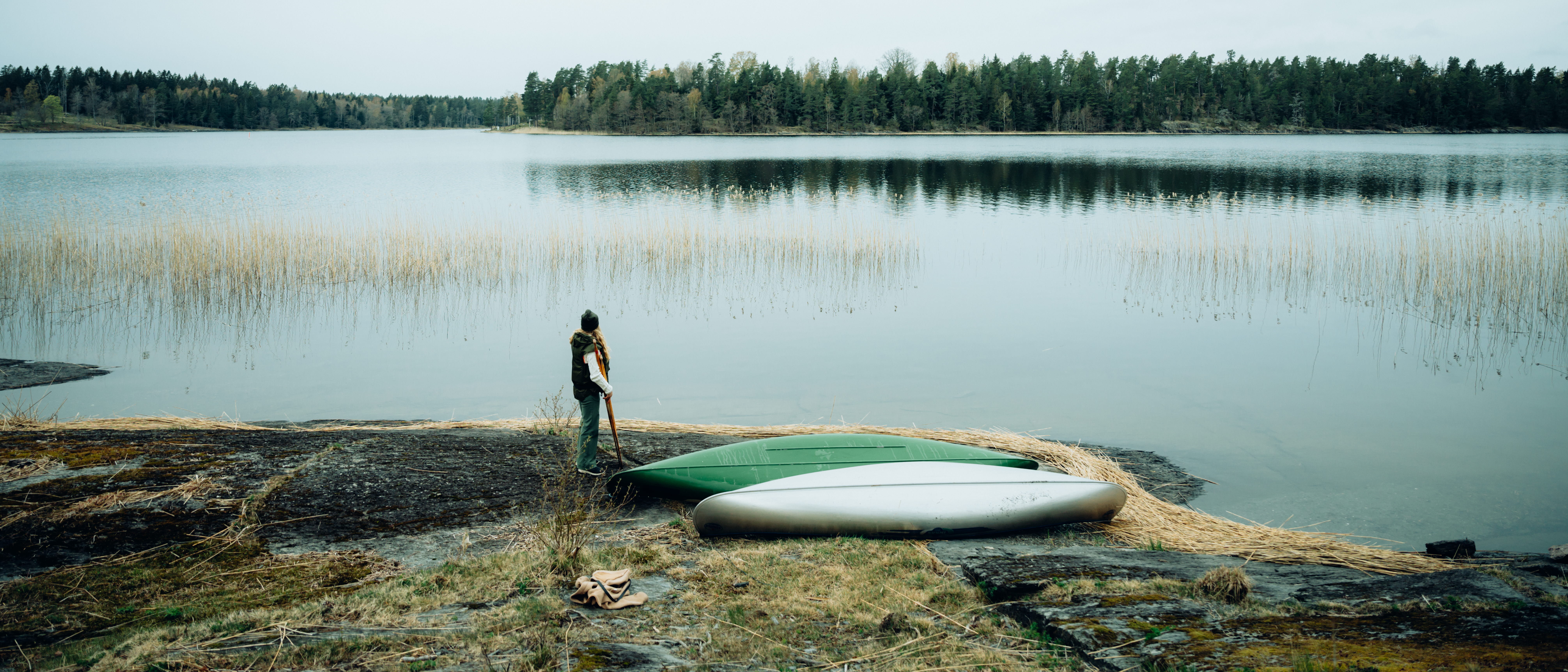 Kvinna vid två kanoter i Dalsland