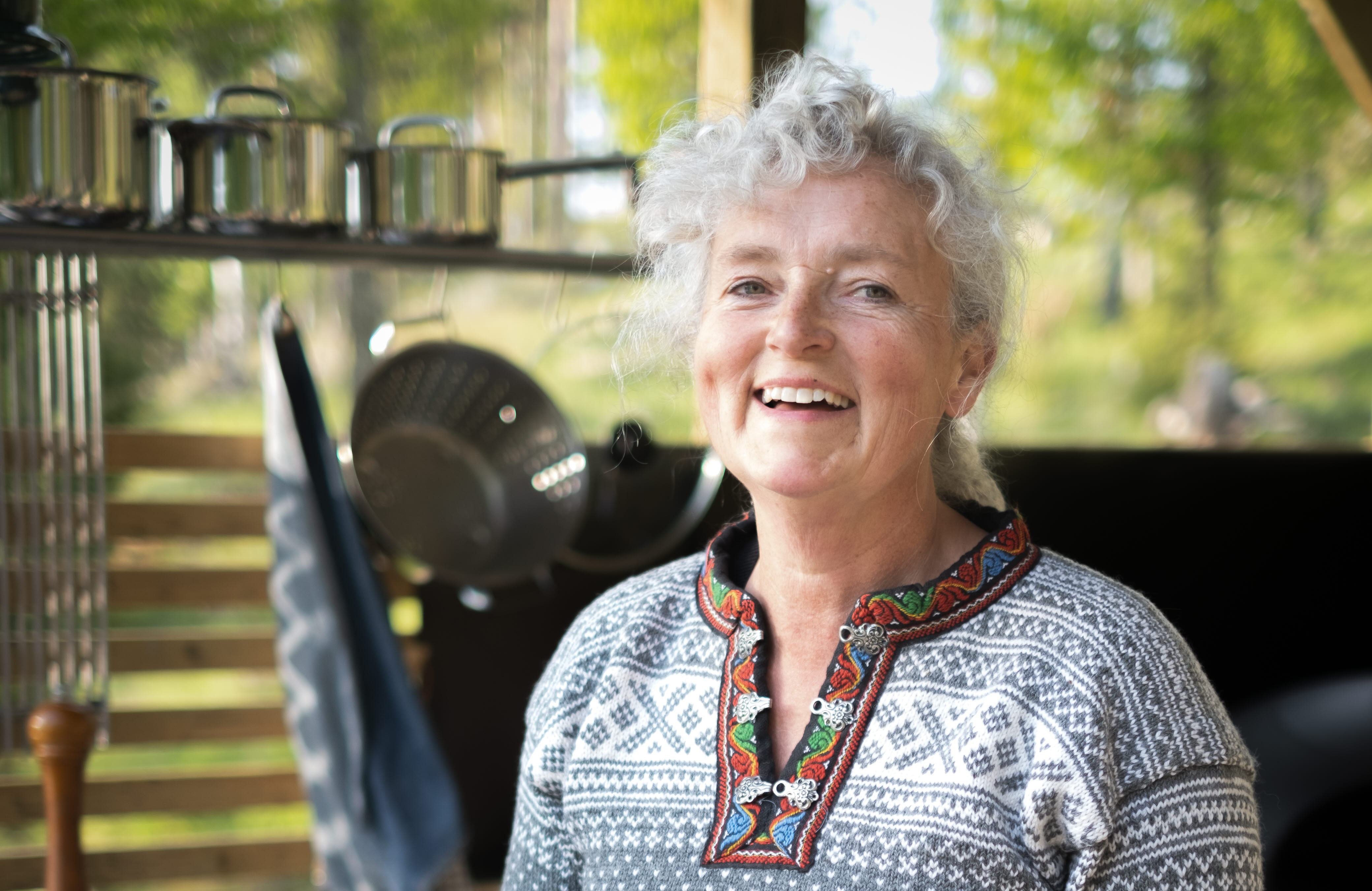 Woman holding a try of food in Dalsland