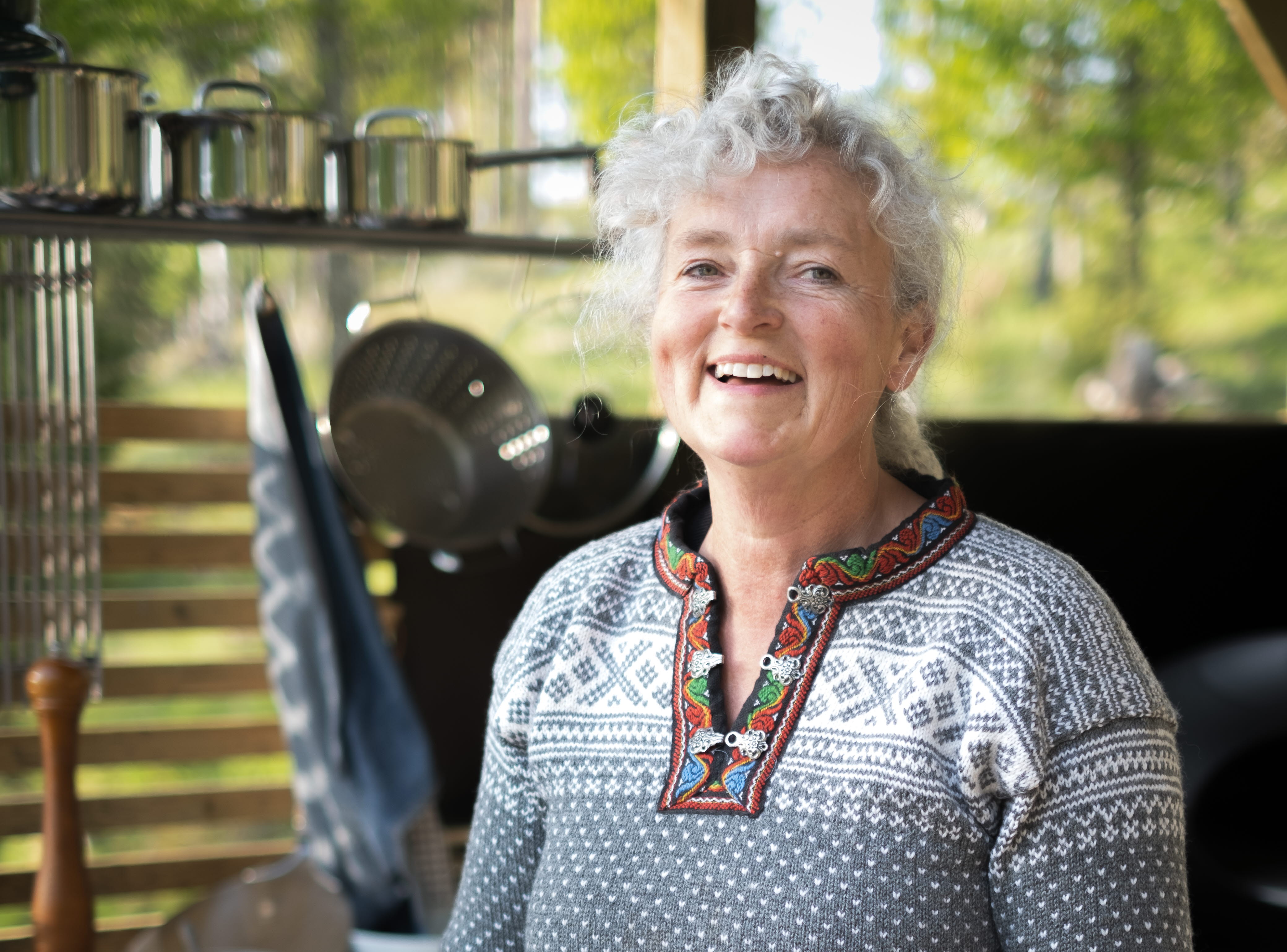 Woman holding a try of food in Dalsland