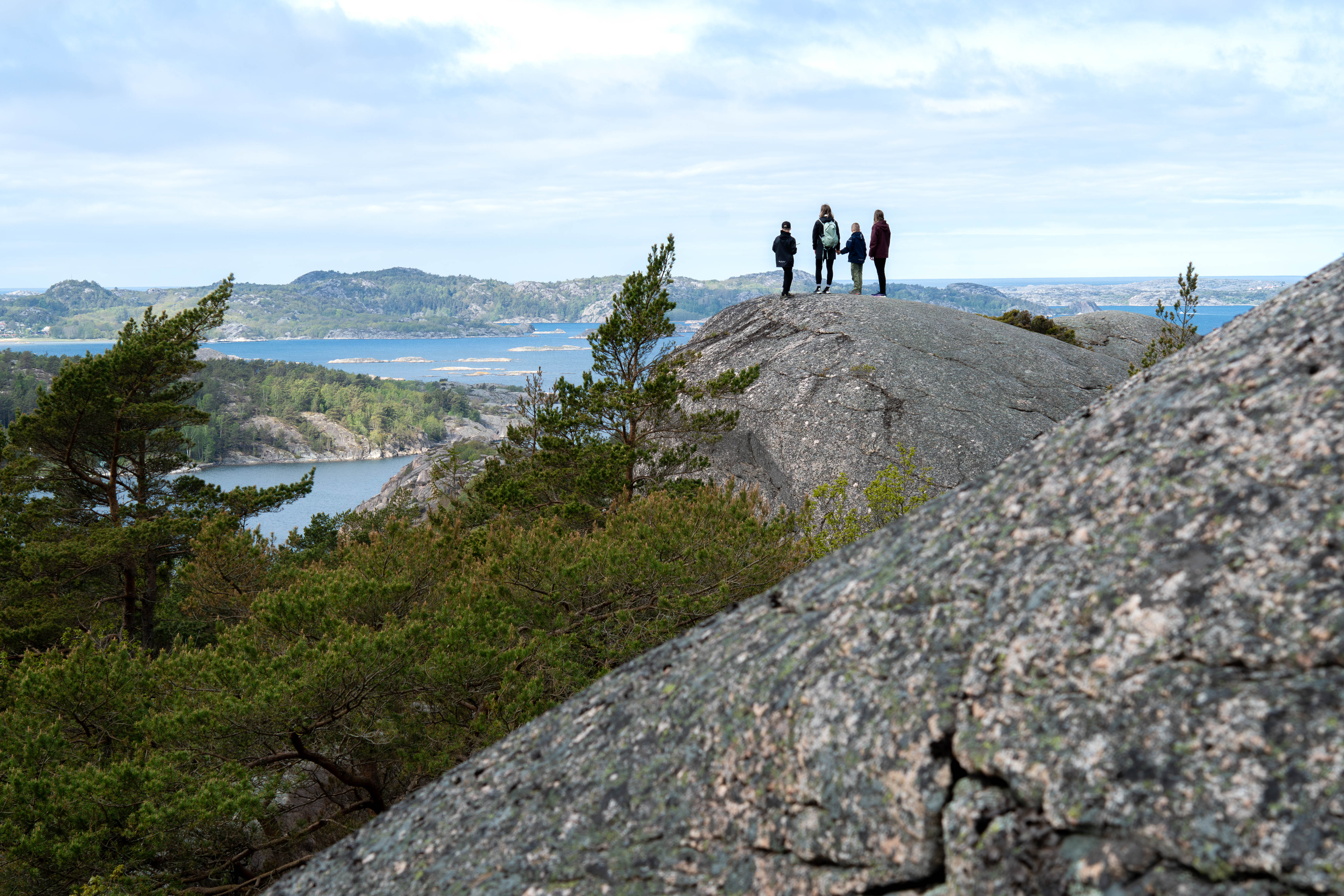 Familj vandrar på klippor.