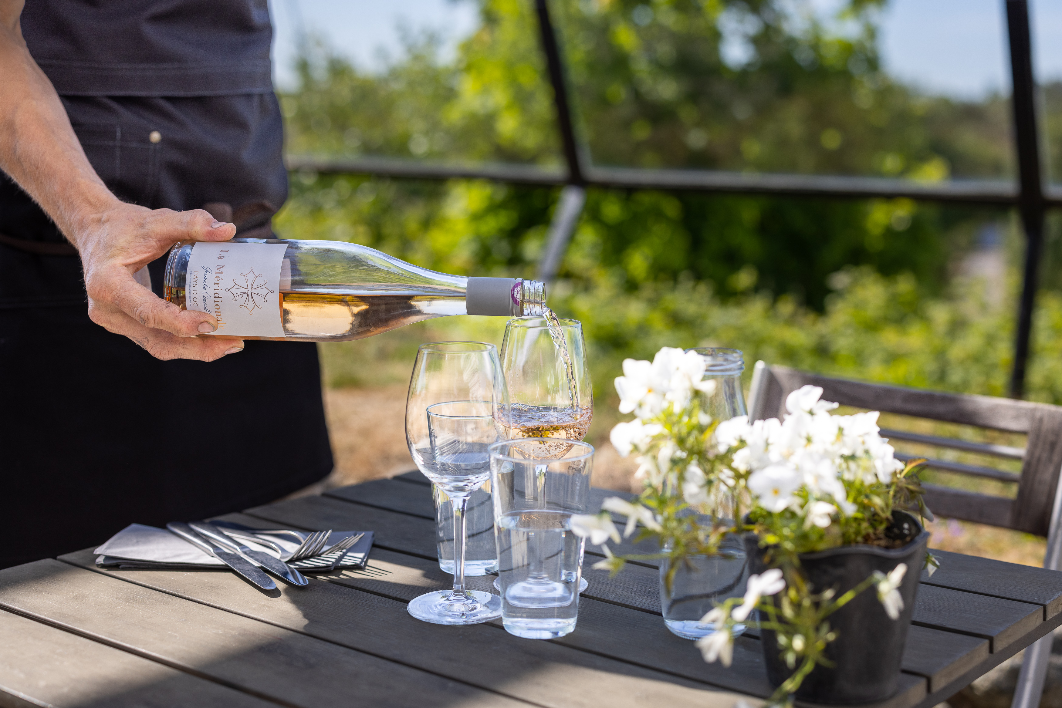 Lagad måltid på uteservering hos Restaurang Tjörnbro 