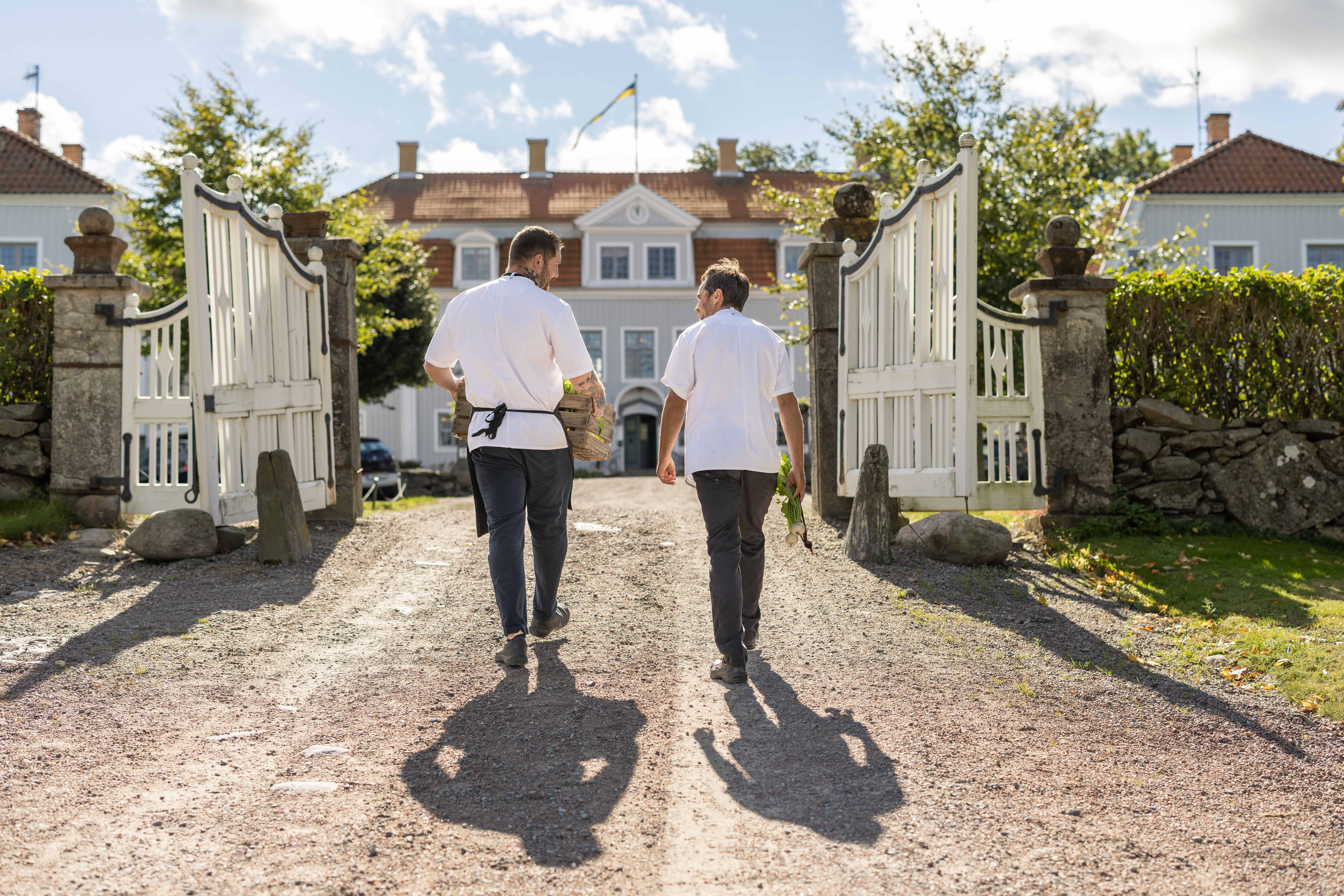 Två kockar utanför Tofta Herrgård