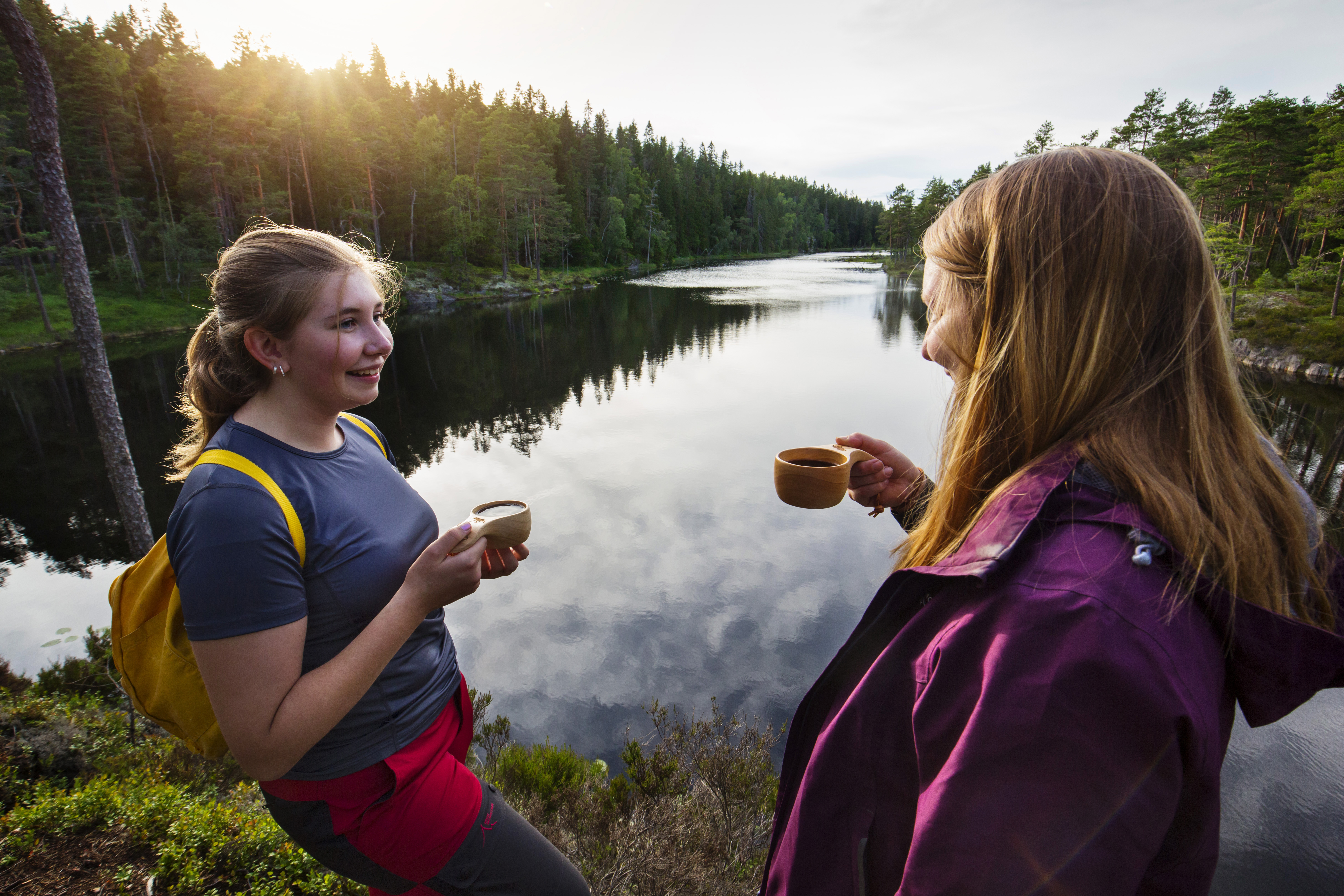 Två kvinnor fikar i Tresticklan nationalpark 