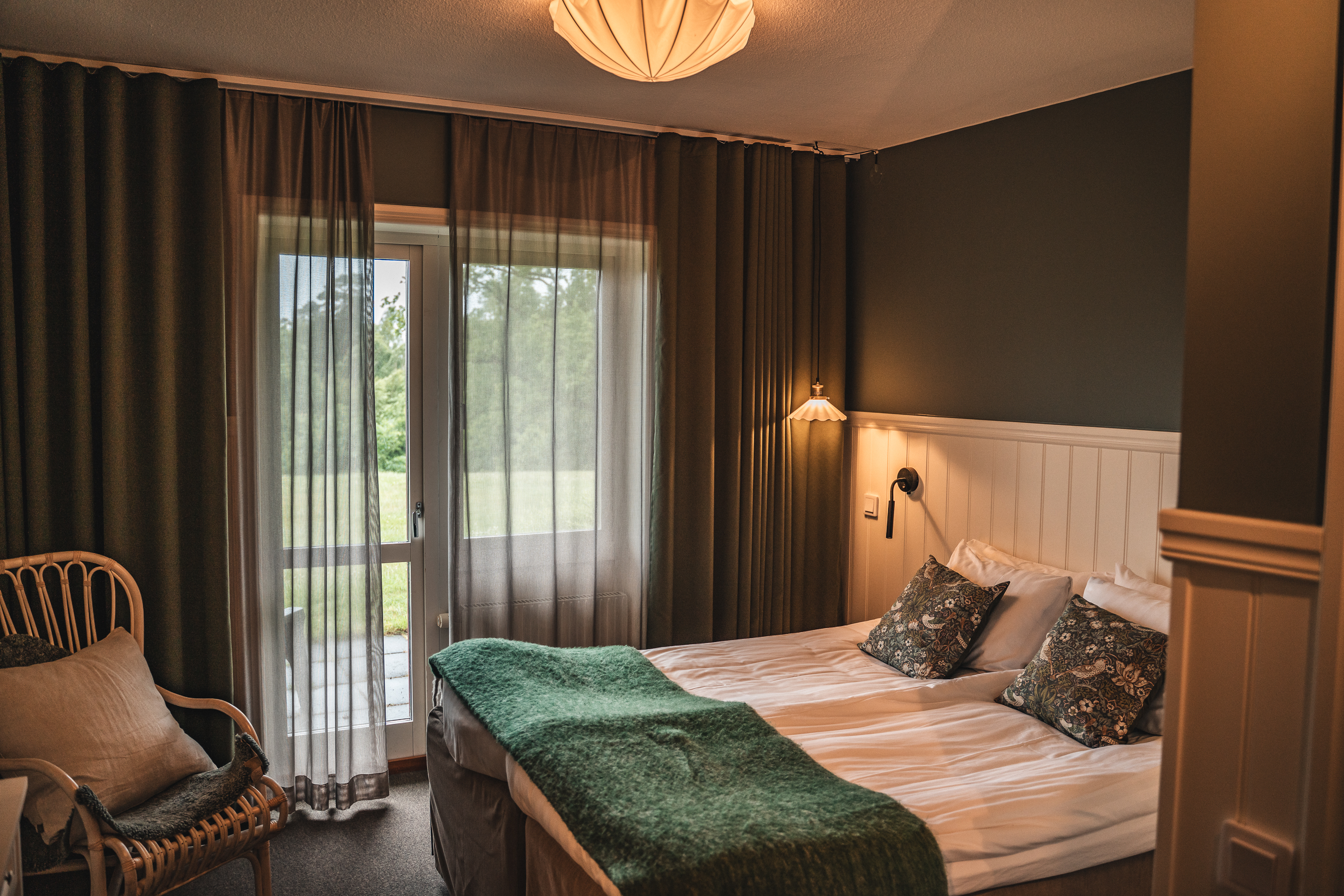 Rum med bäddade sängar.