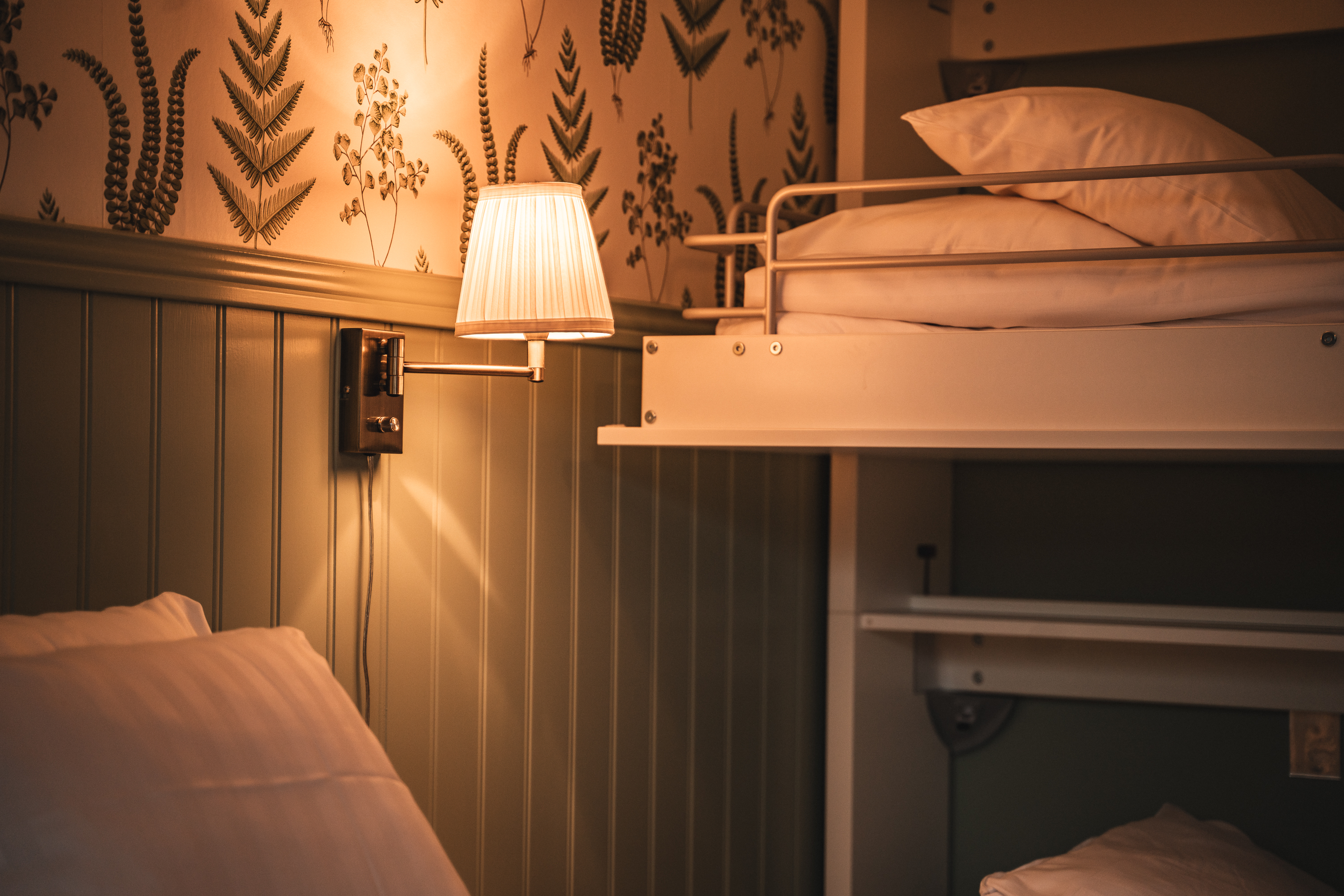 Rum med bäddade sängar.