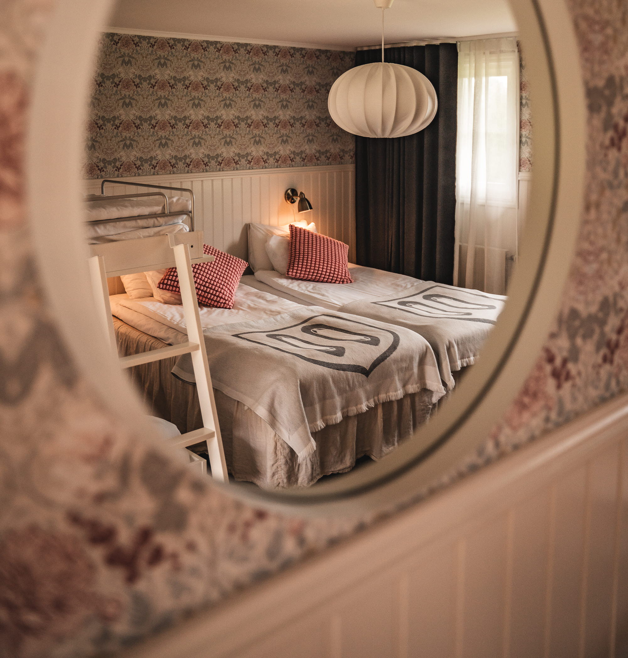 Rum med bäddade sängar.