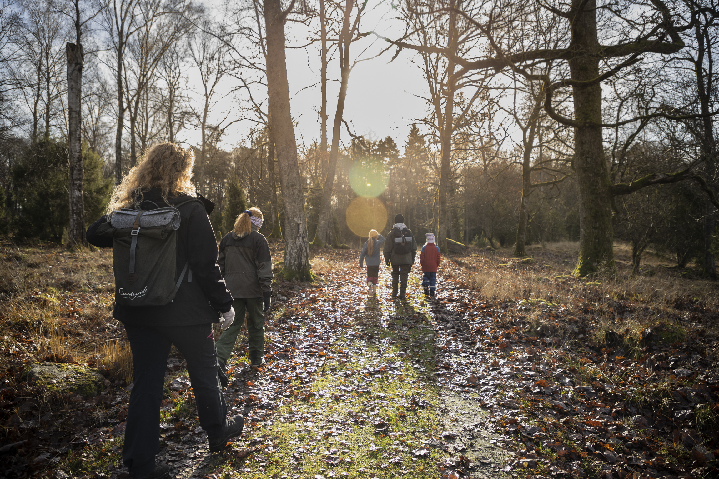 Barn som aktiverar sig utomhus hos Två Skyttlar.