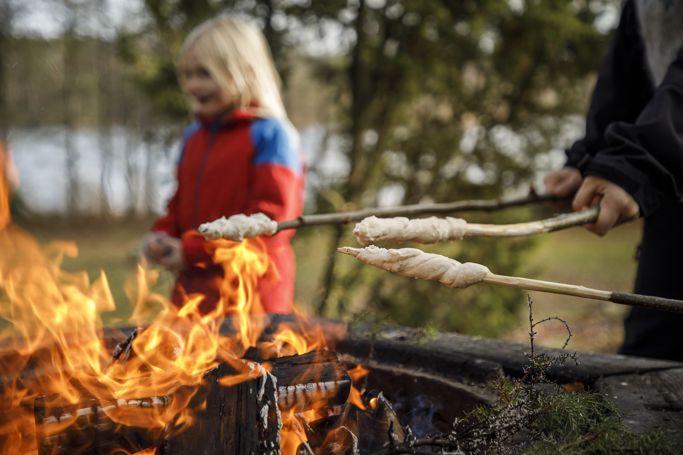 Familj som aktiverar sig utomhus och grillar hos Två Skyttlar.