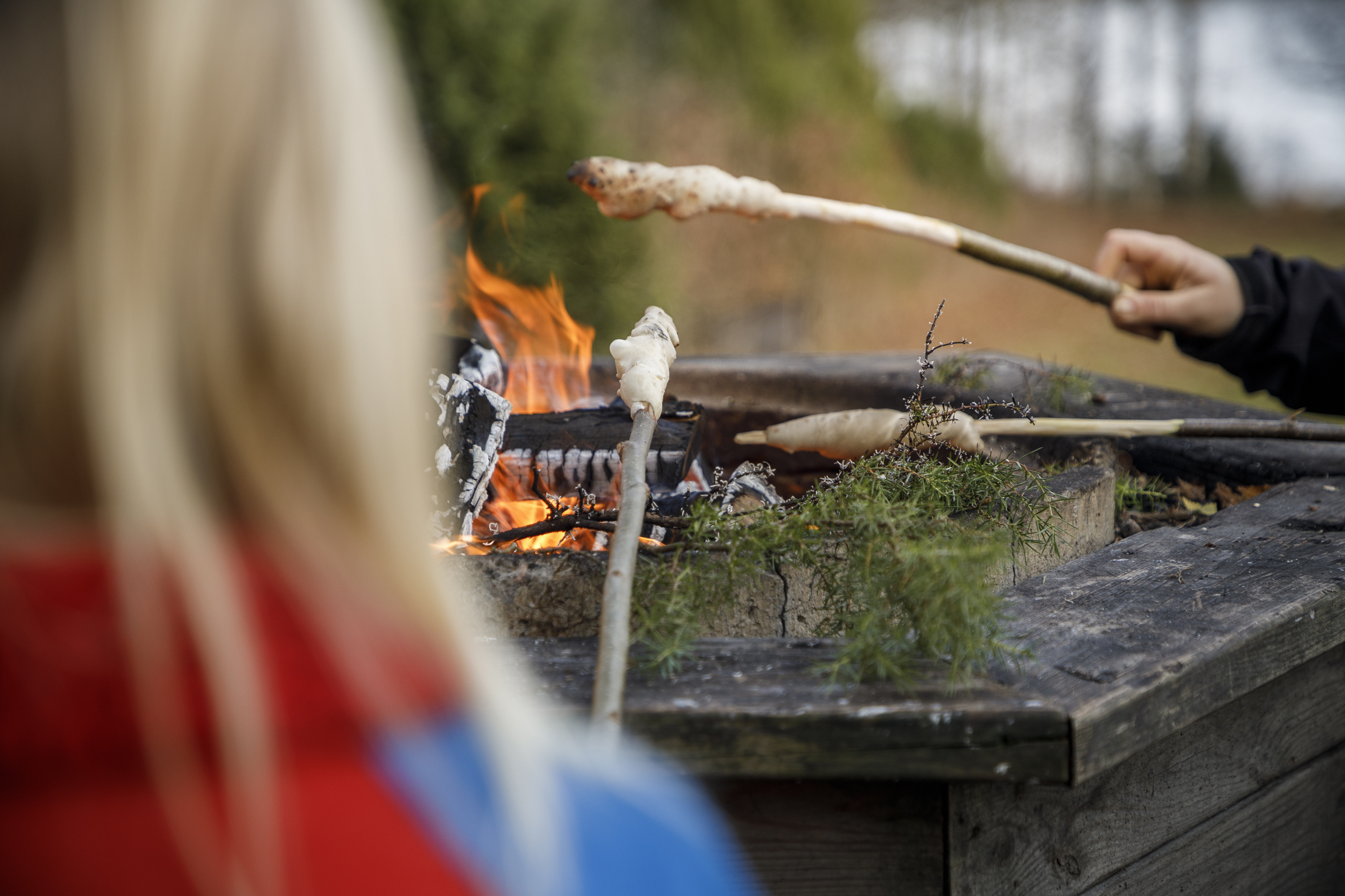 Familj som aktiverar sig utomhus och grillar hos Två Skyttlar.