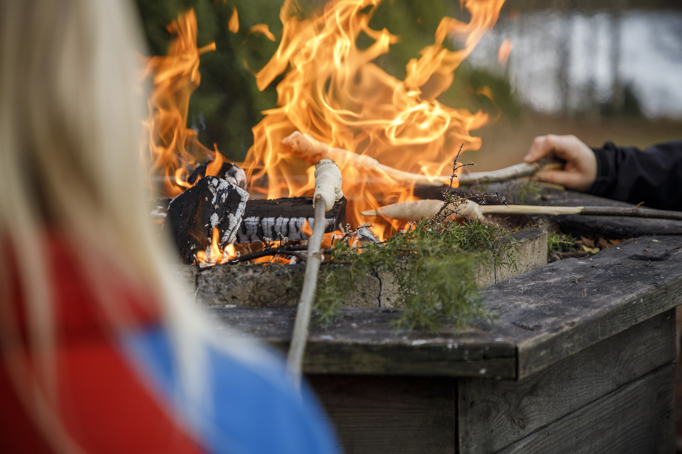 Familj som aktiverar sig utomhus och grillar hos Två Skyttlar.