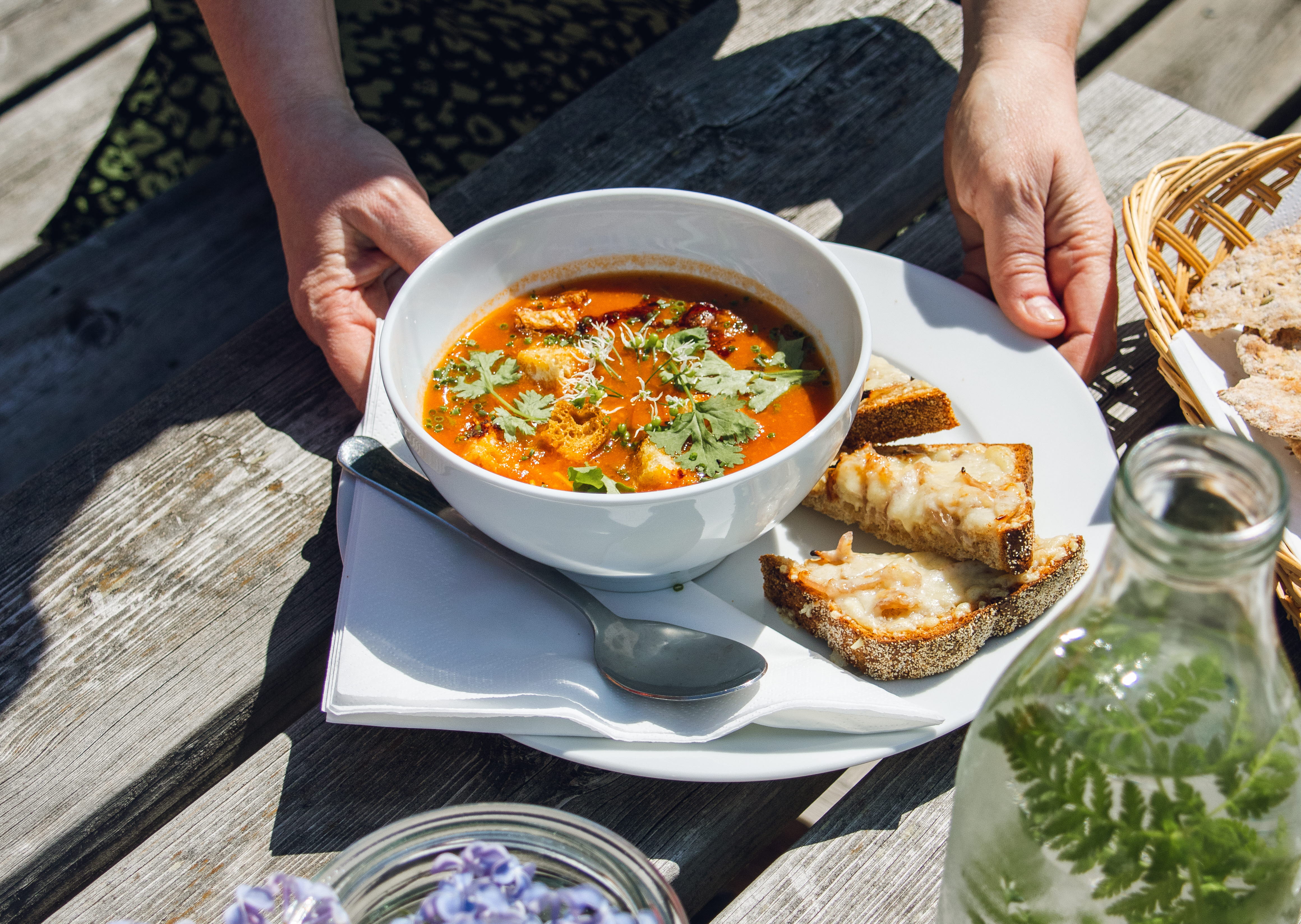 Lagad måltid uppdukad utomhus.