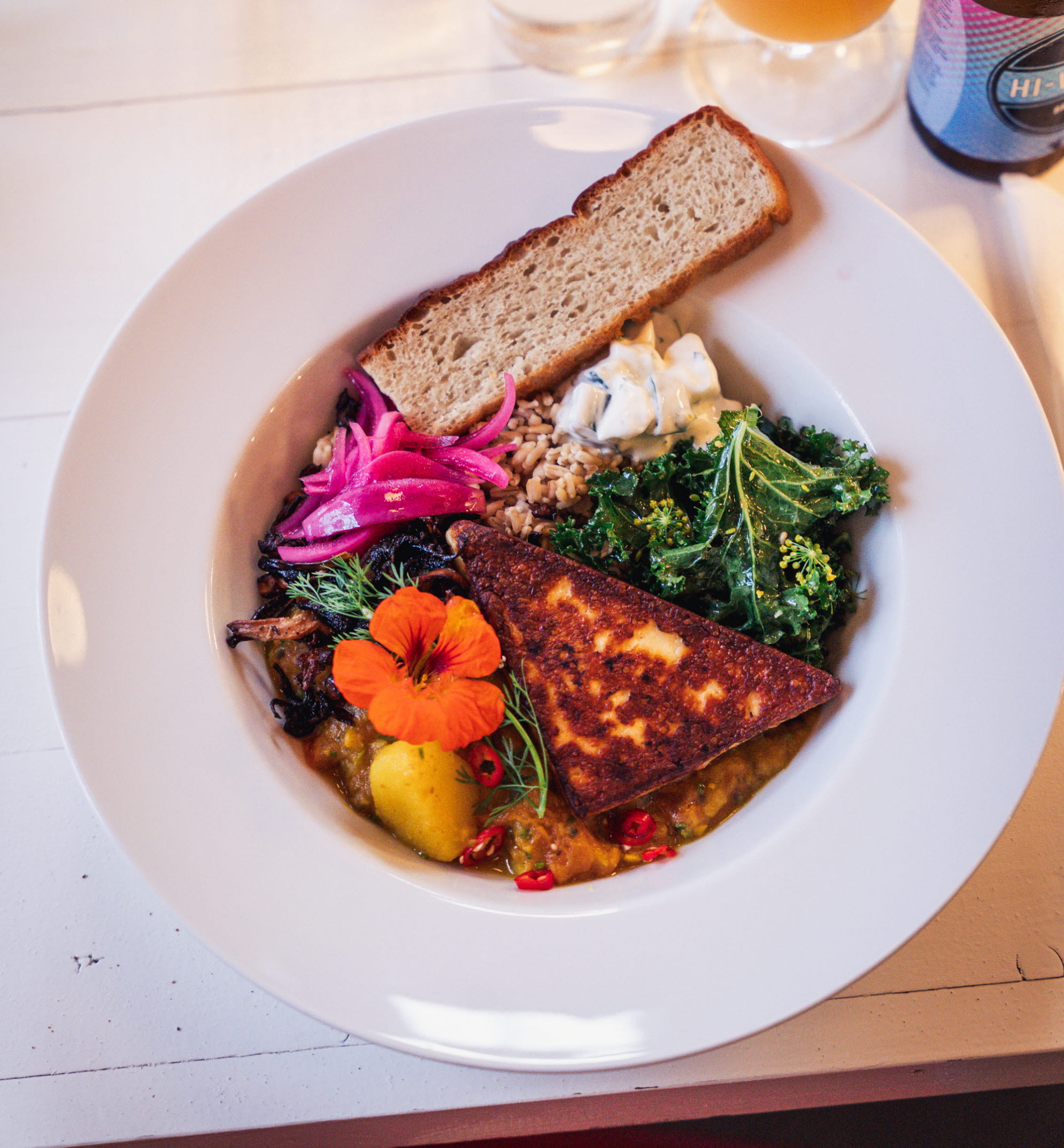 Tallrik med mat dekorerad med blommor.