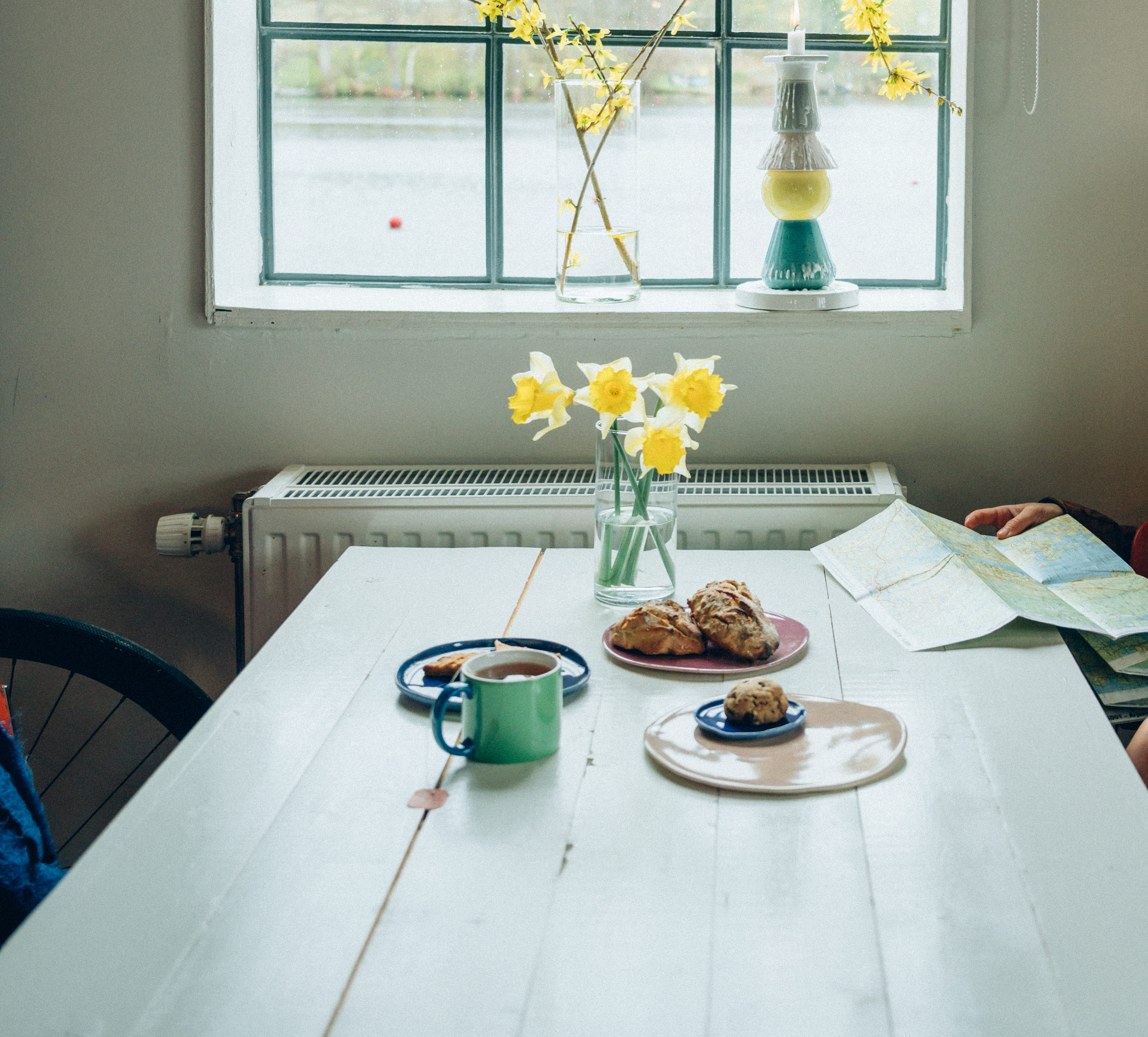 Kvinna läser karta på Upperud 9:9