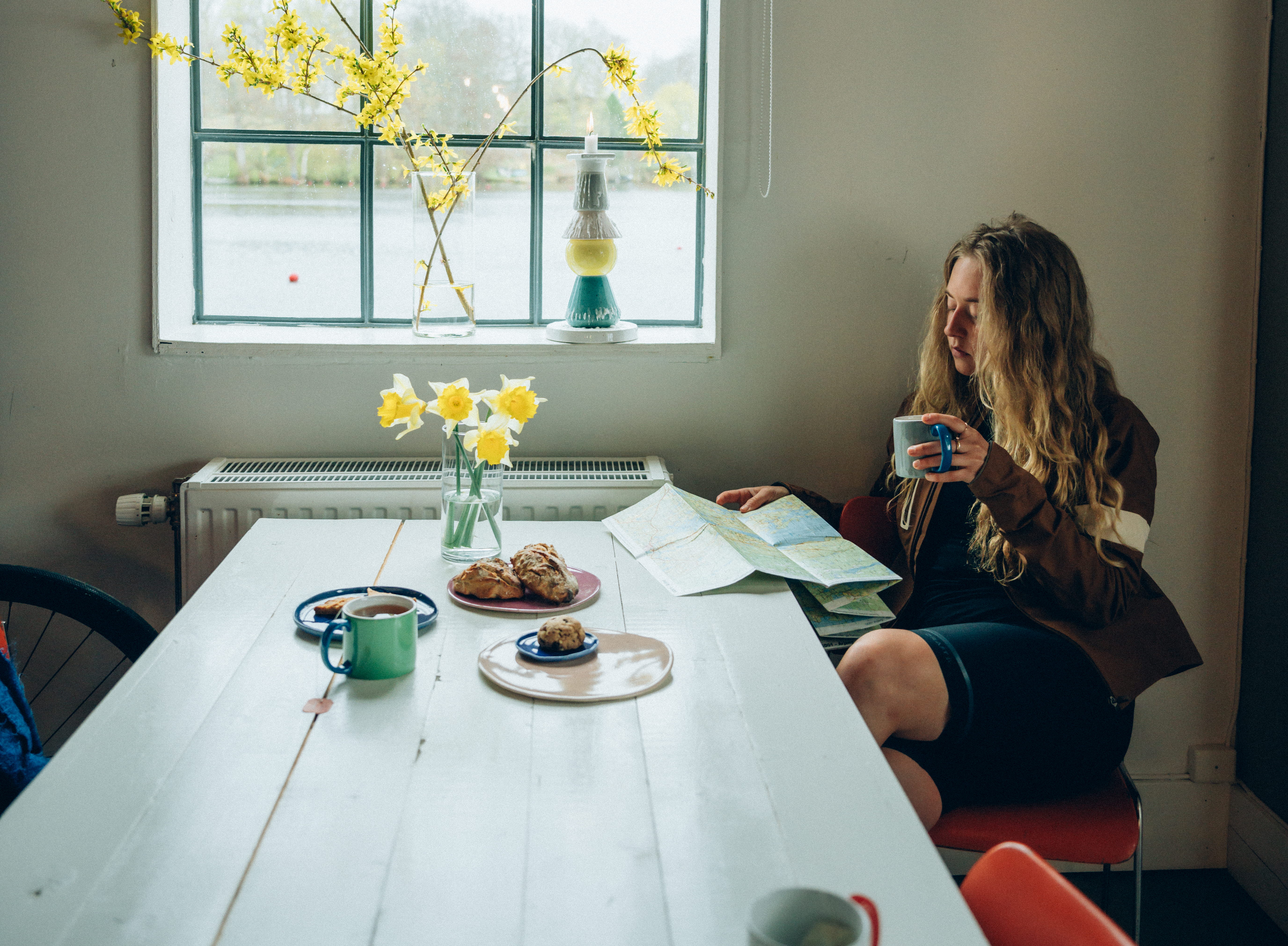Kvinna läser karta på Upperud 9:9