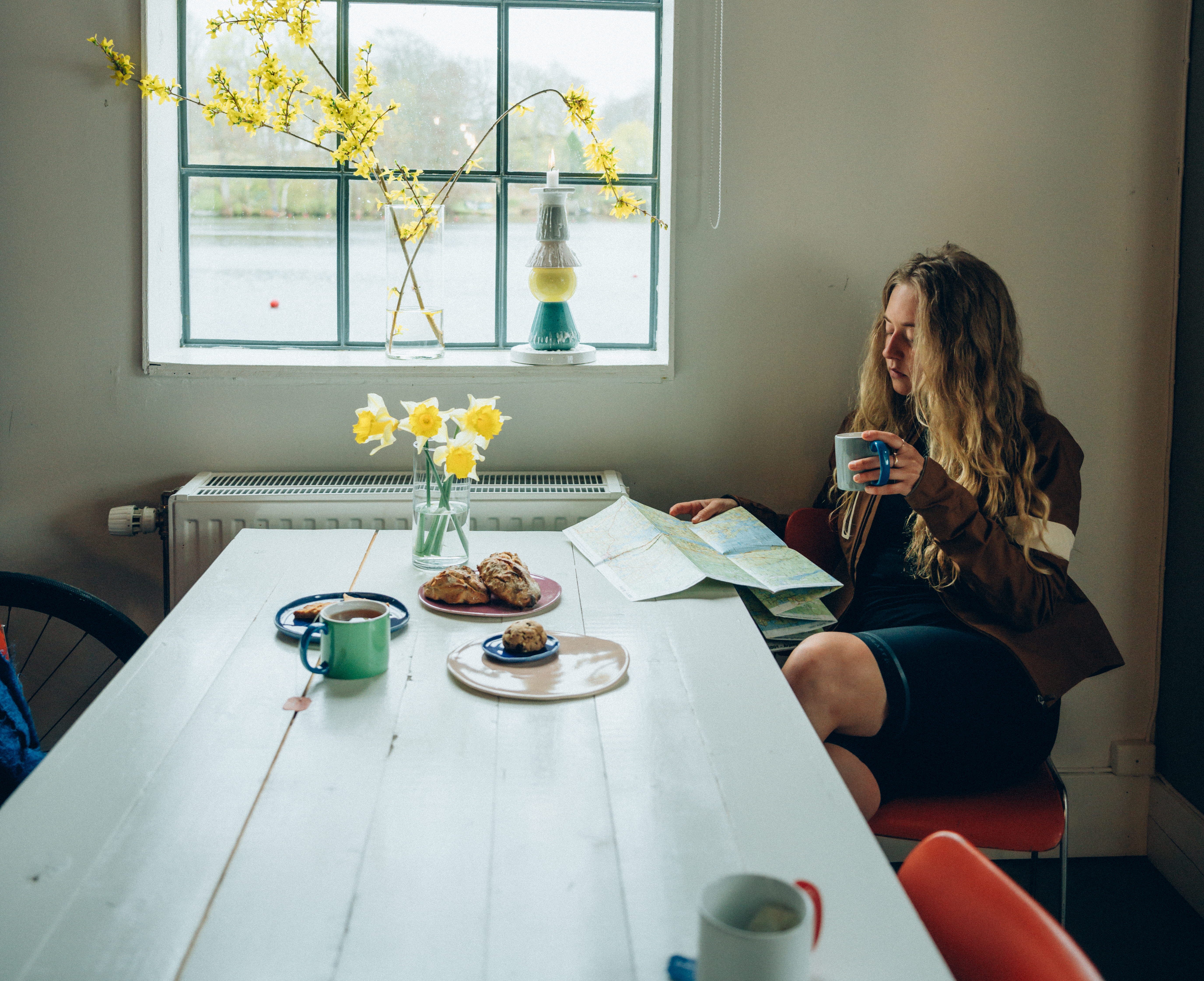 Kvinna läser karta på Upperud 9:9