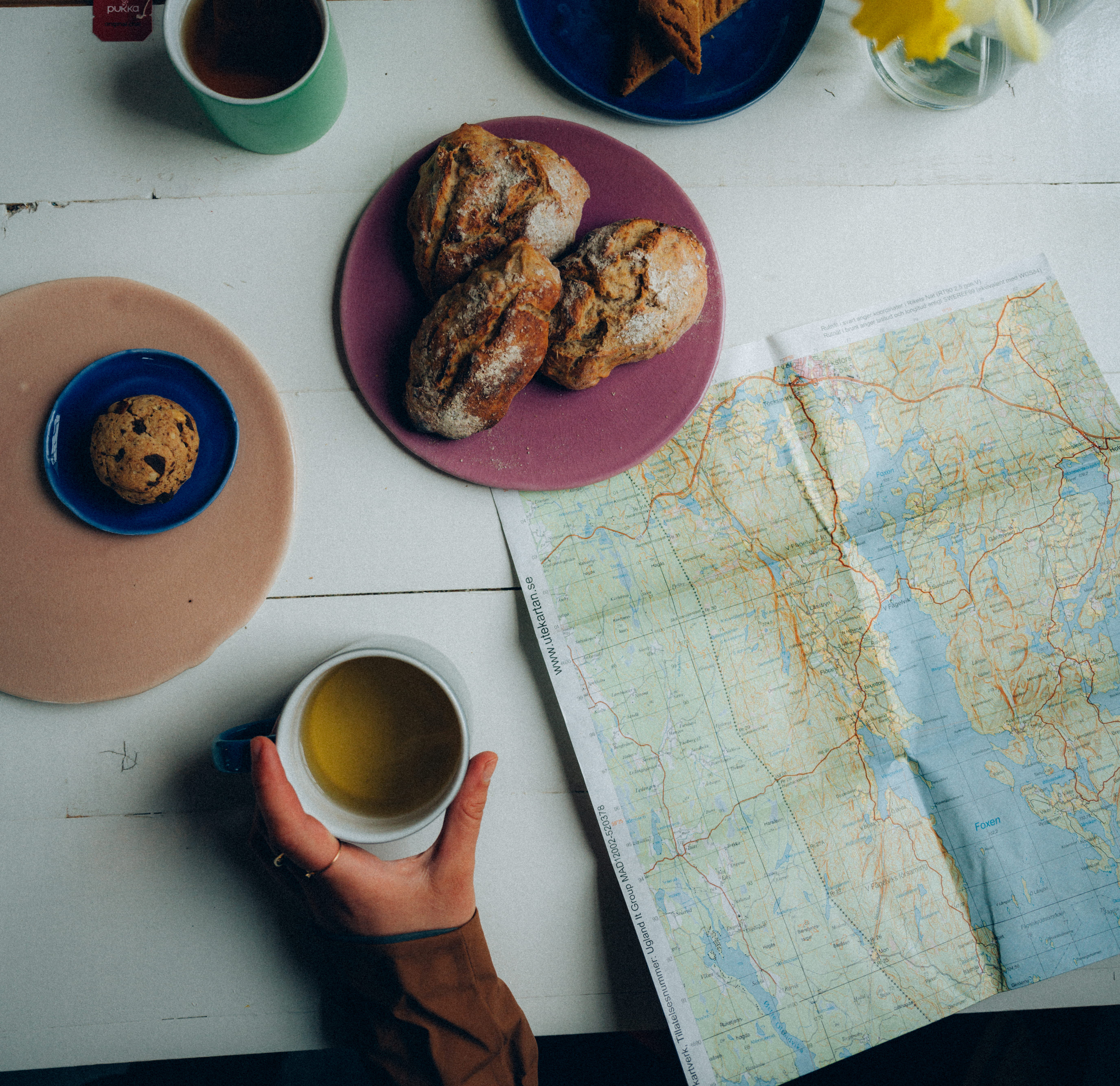Ett bord med fika och en karta
