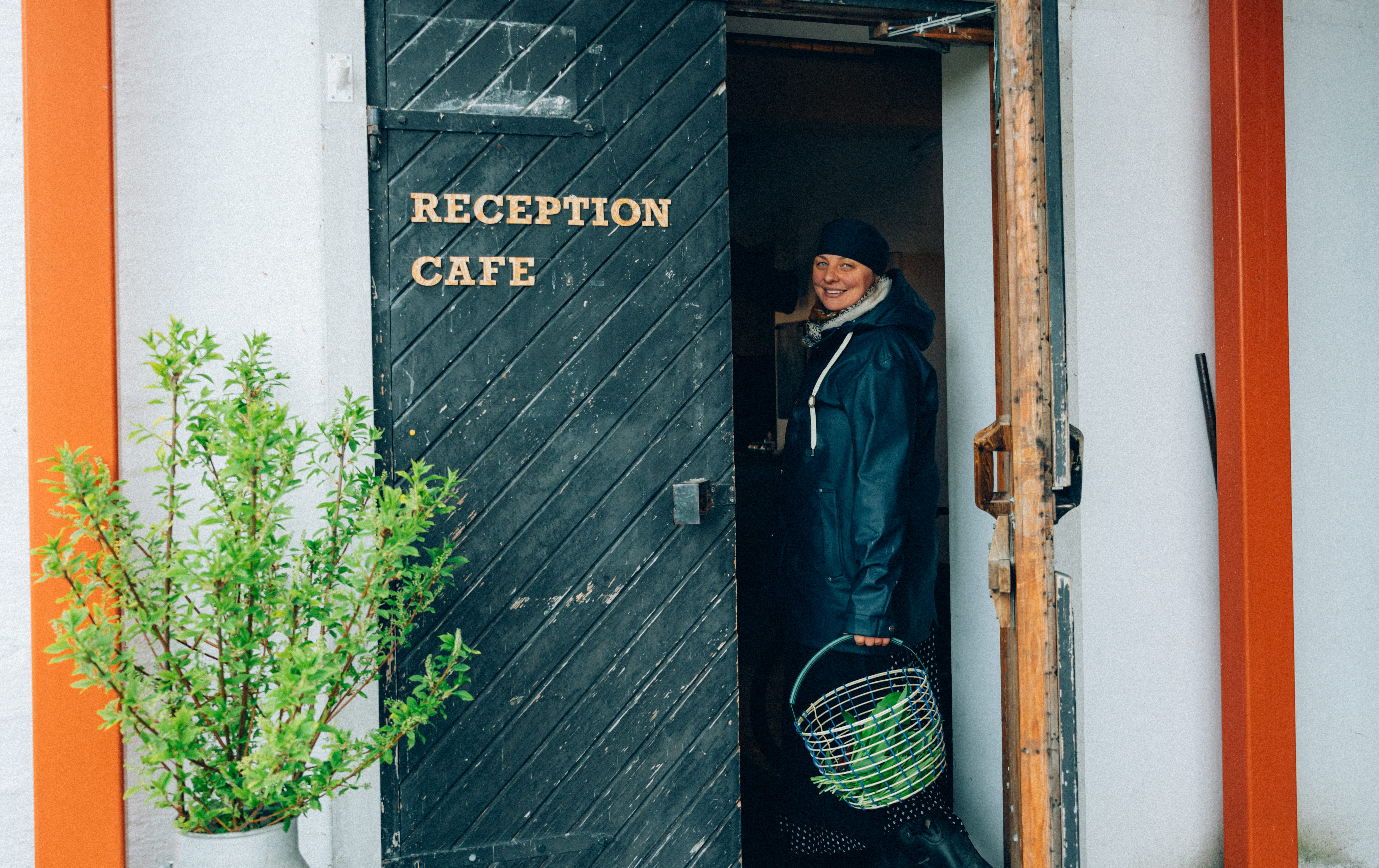 Kvinna vid ingången till Upperud 9:9