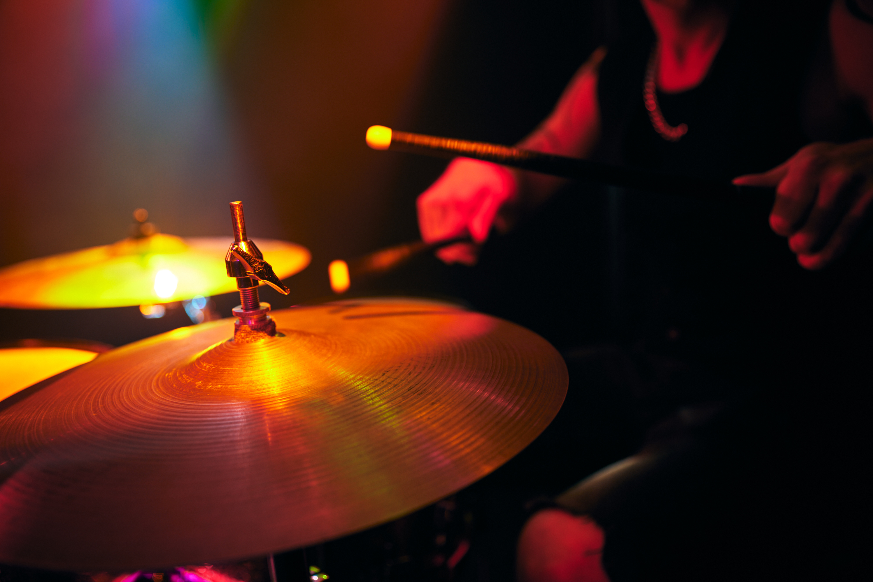 Trummis uppträder på scen.