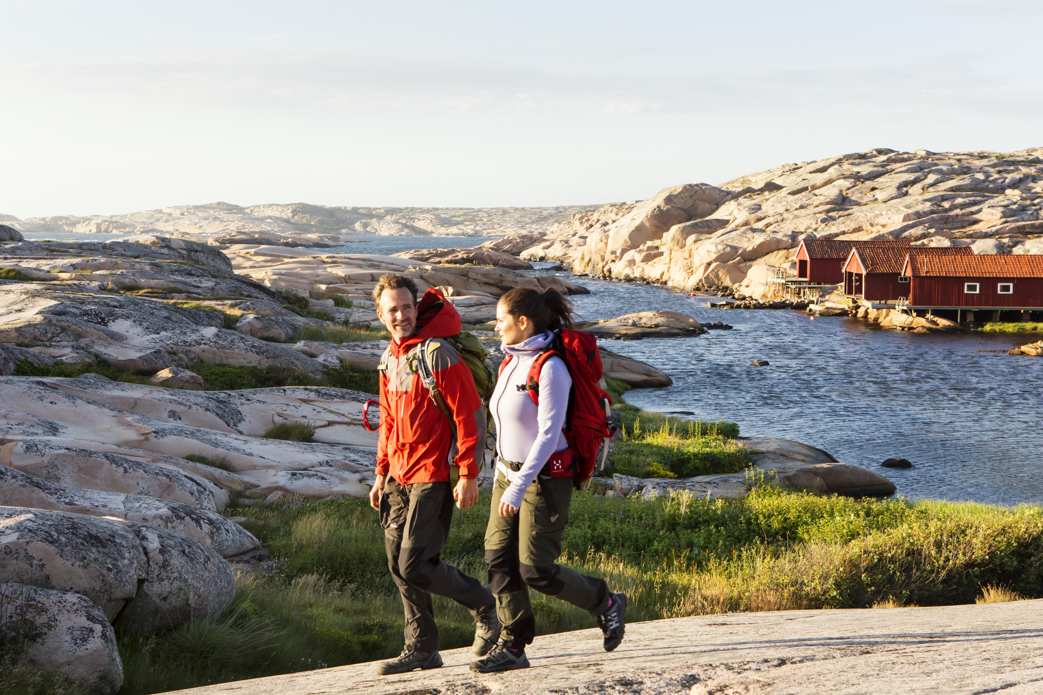 Par vandrar utmed kusten