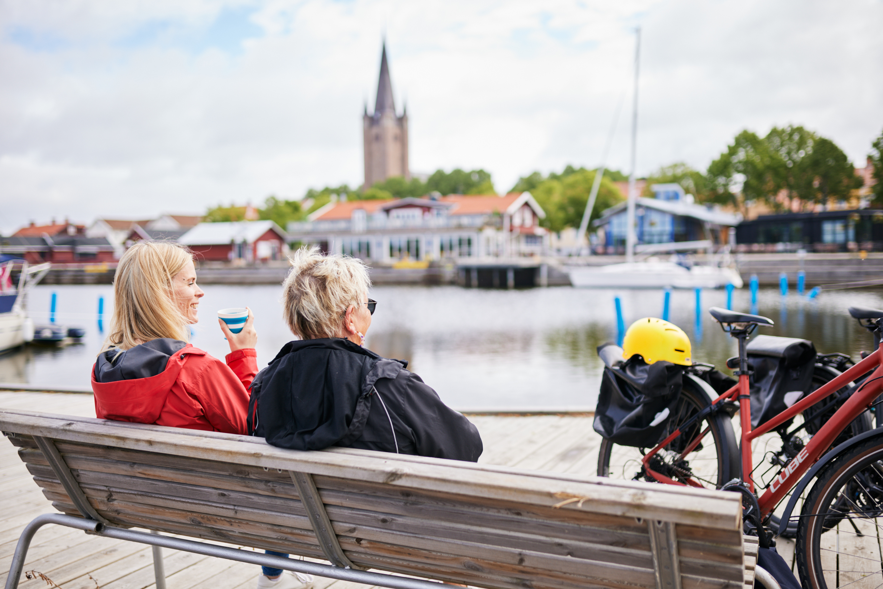 Women cycle on the Vänerleden