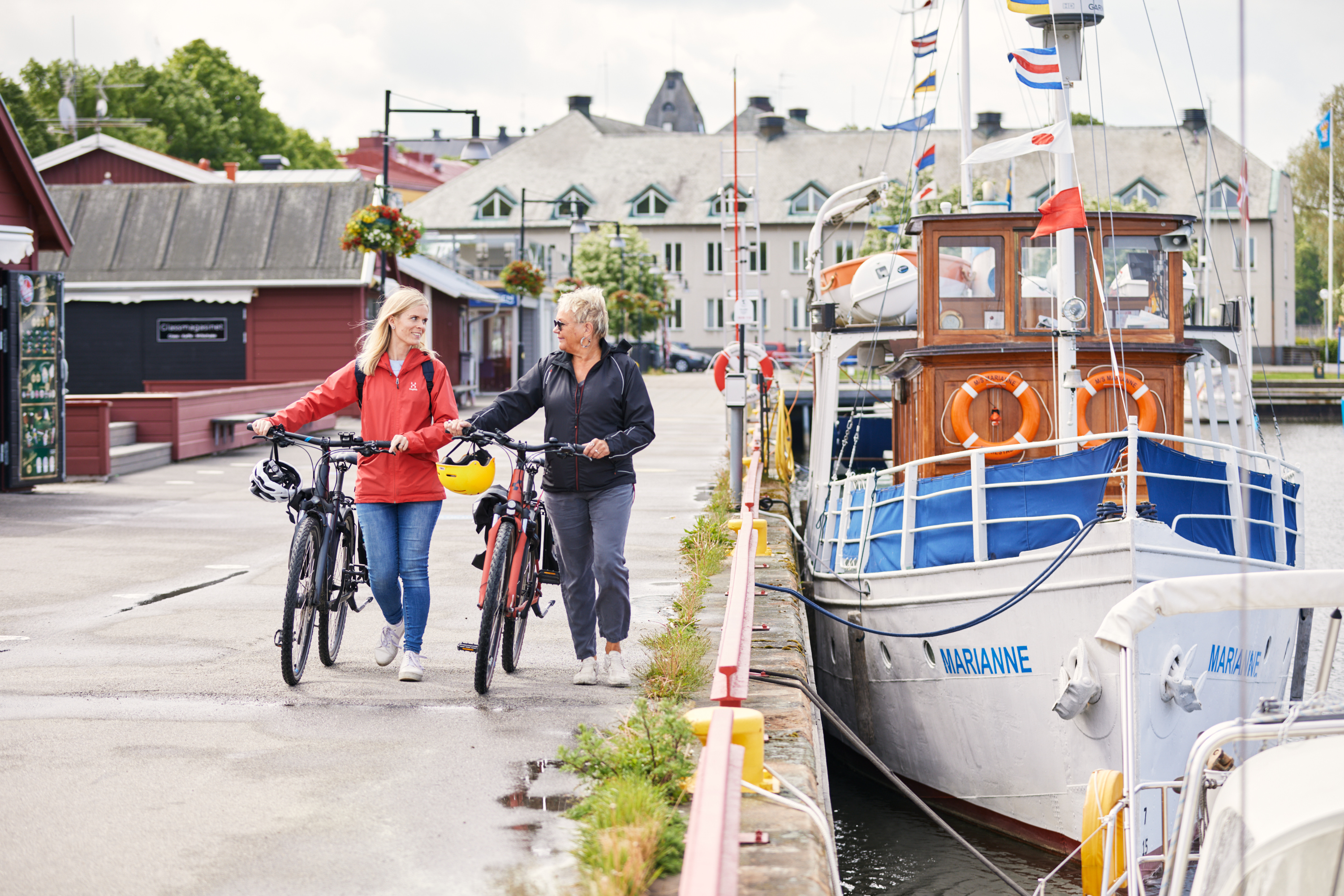 Women cycle on the Vänerleden