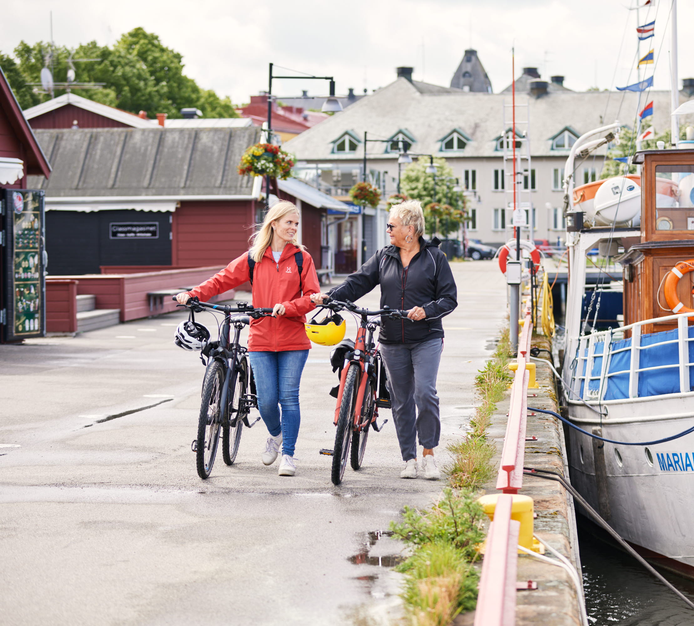 Women cycle on the Vänerleden