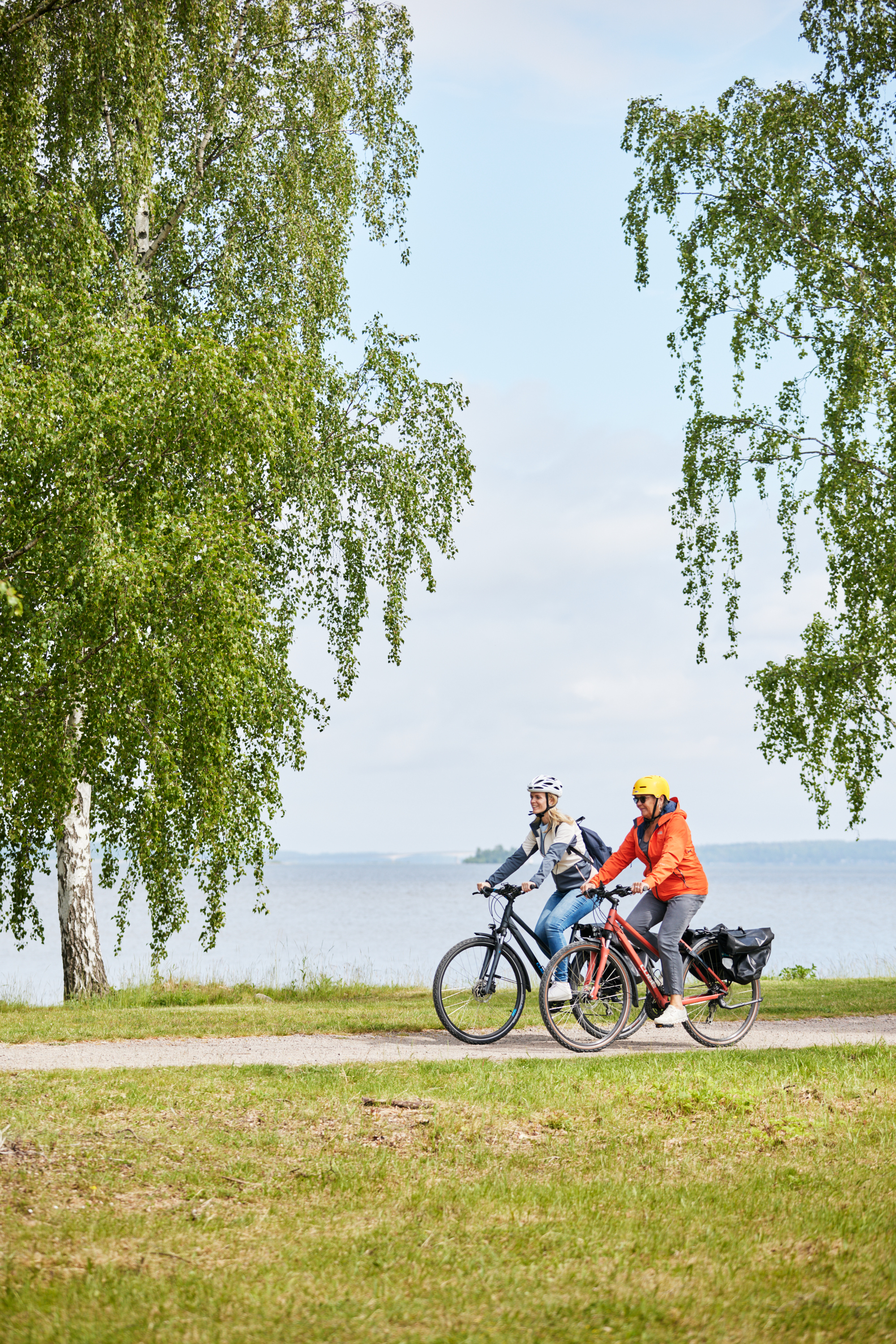 Women cycle on the Vänerleden