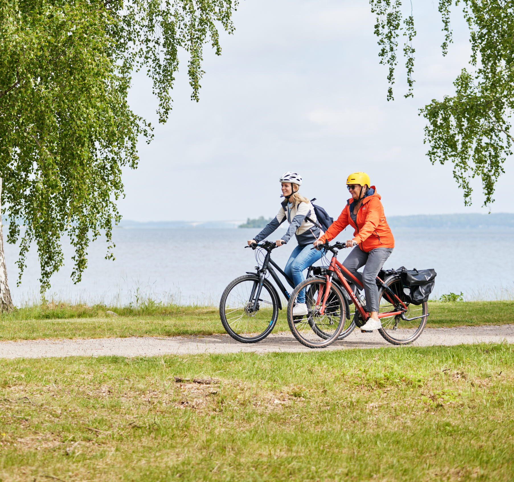 Kvinnor cyklar Vänerleden.
